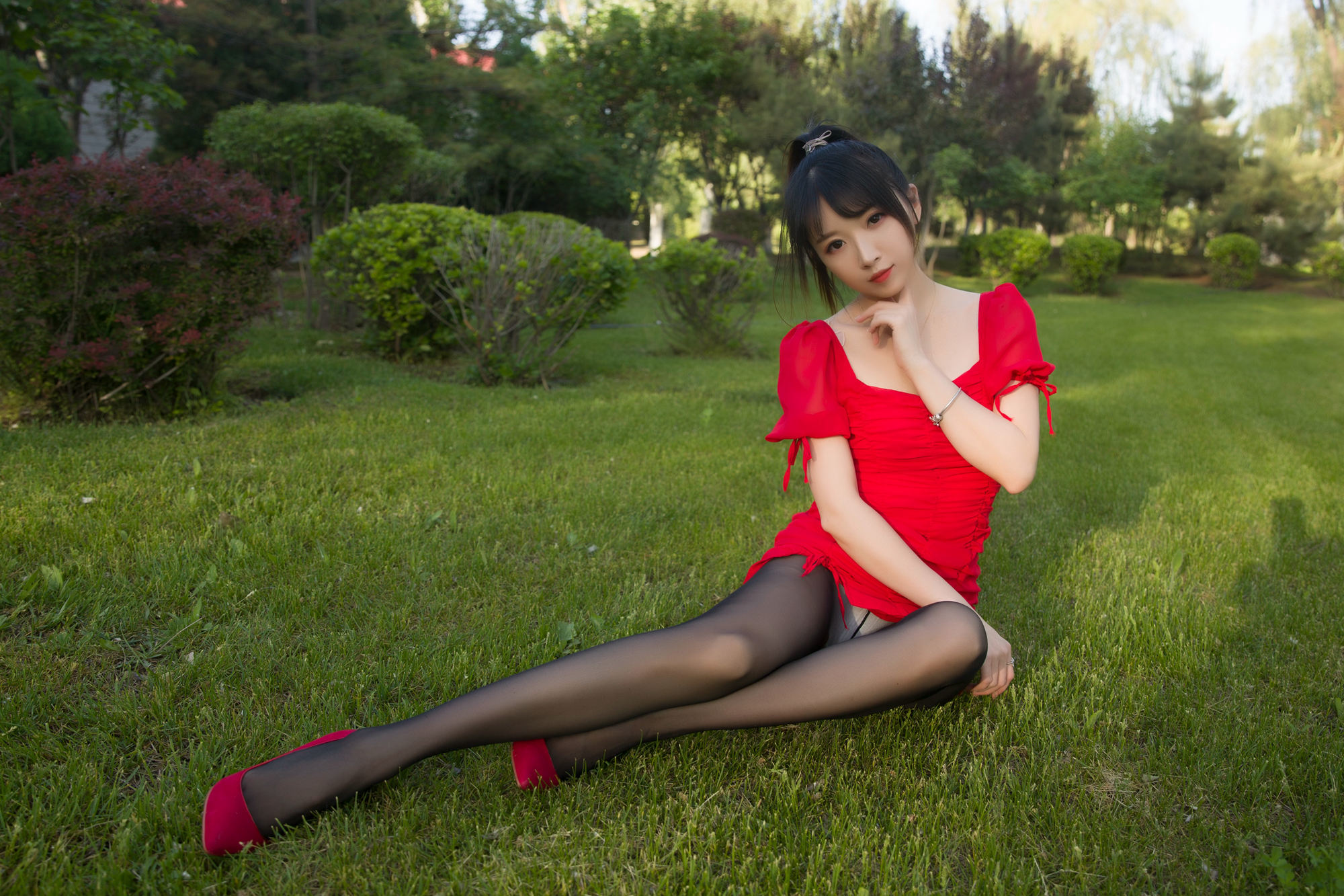 [网红COSER写真] 斗鱼主播小女巫露娜 - 户外小红裙