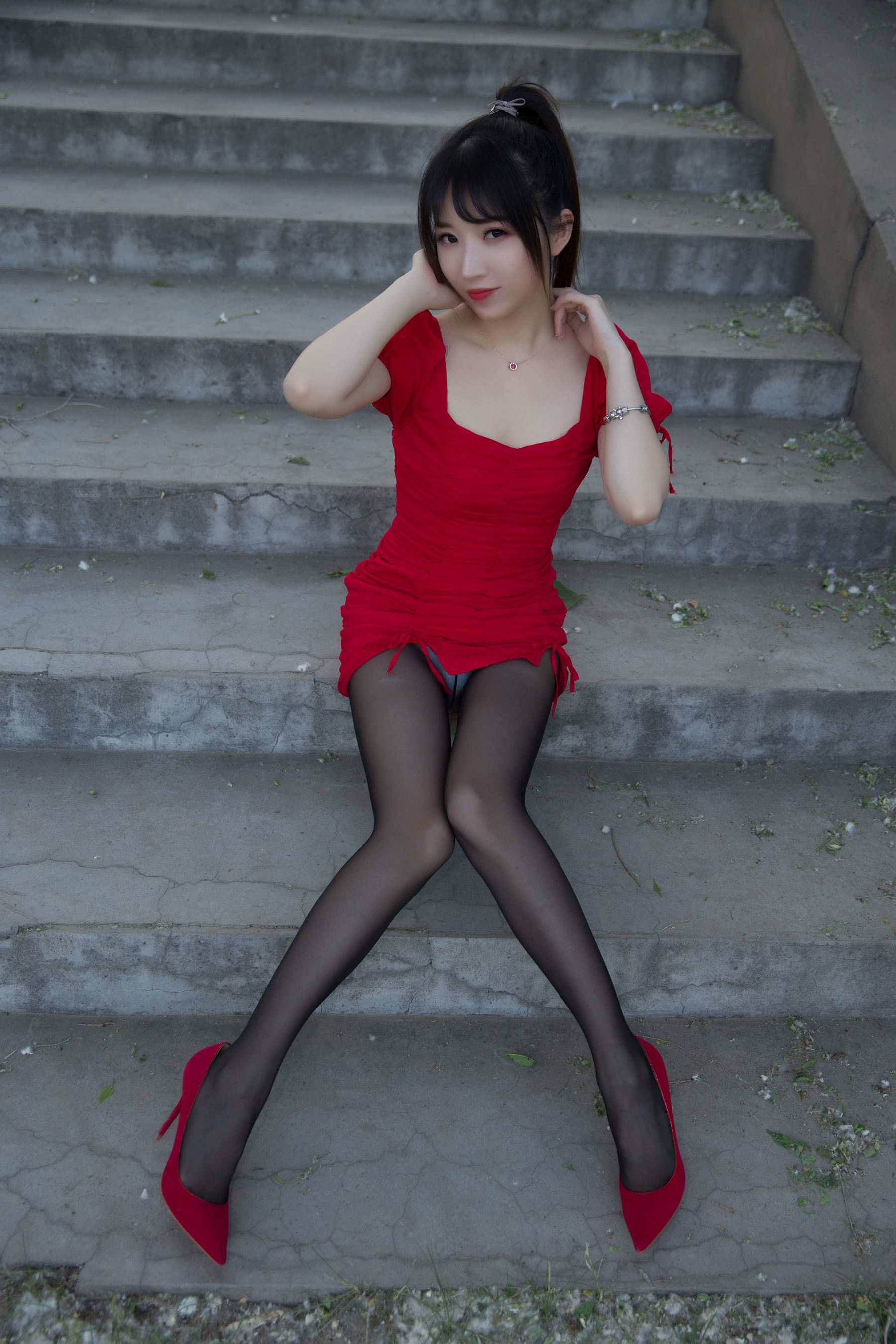 [网红COSER写真] 斗鱼主播小女巫露娜 - 户外小红裙