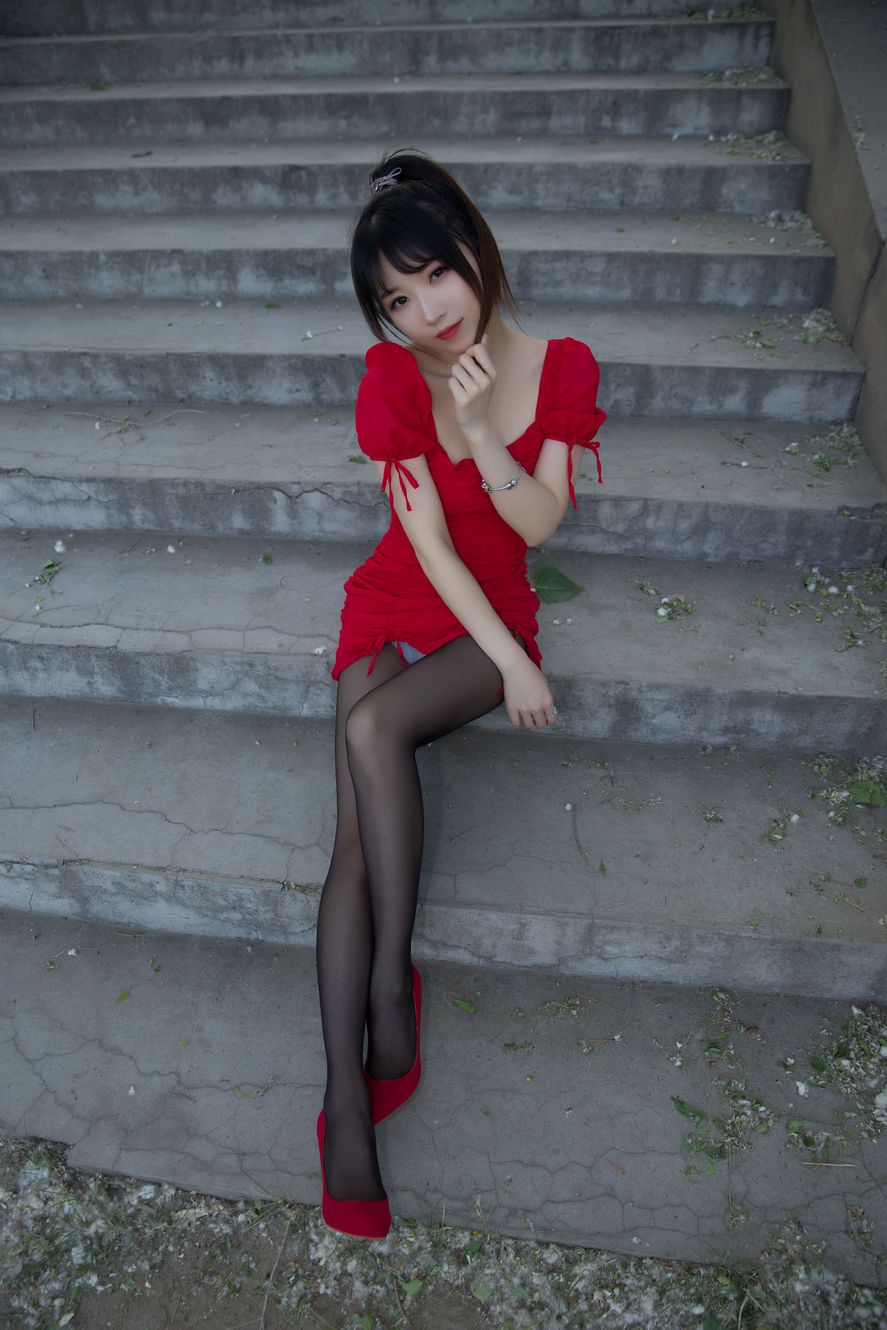 [网红COSER写真] 斗鱼主播小女巫露娜 - 户外小红裙