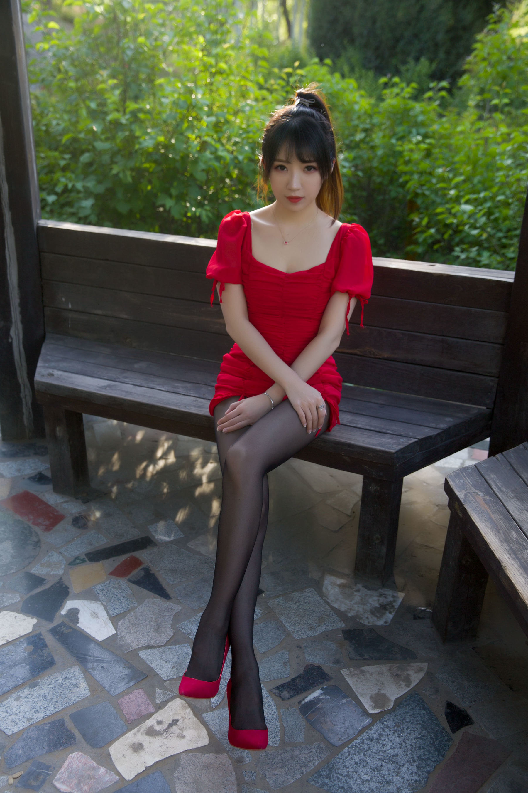 [网红COSER写真] 斗鱼主播小女巫露娜 - 户外小红裙