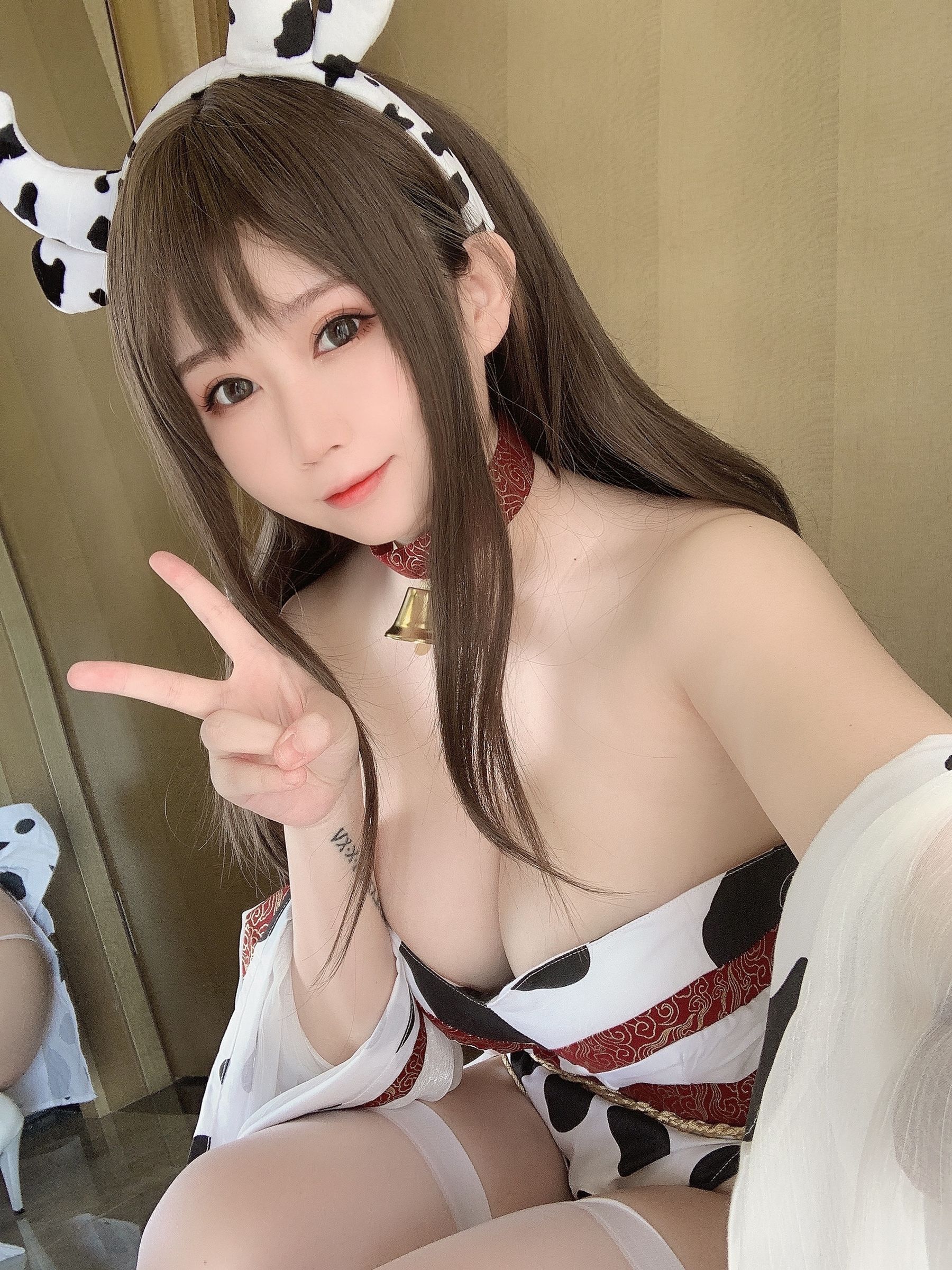 [网红COSER写真] 蜜桃少女是依酱呀 - 牛牛和服
