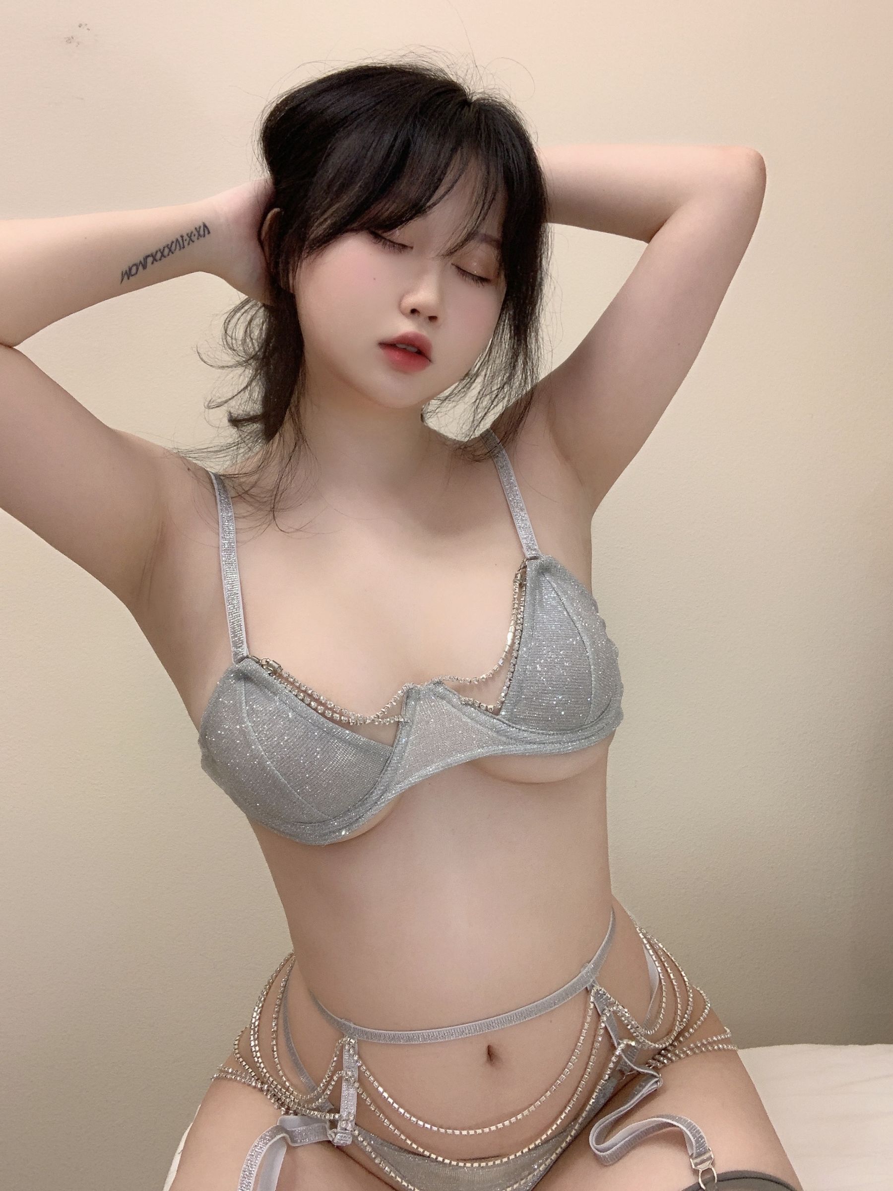 [网红COSER写真] 蜜桃少女是依酱呀 - 璀璨