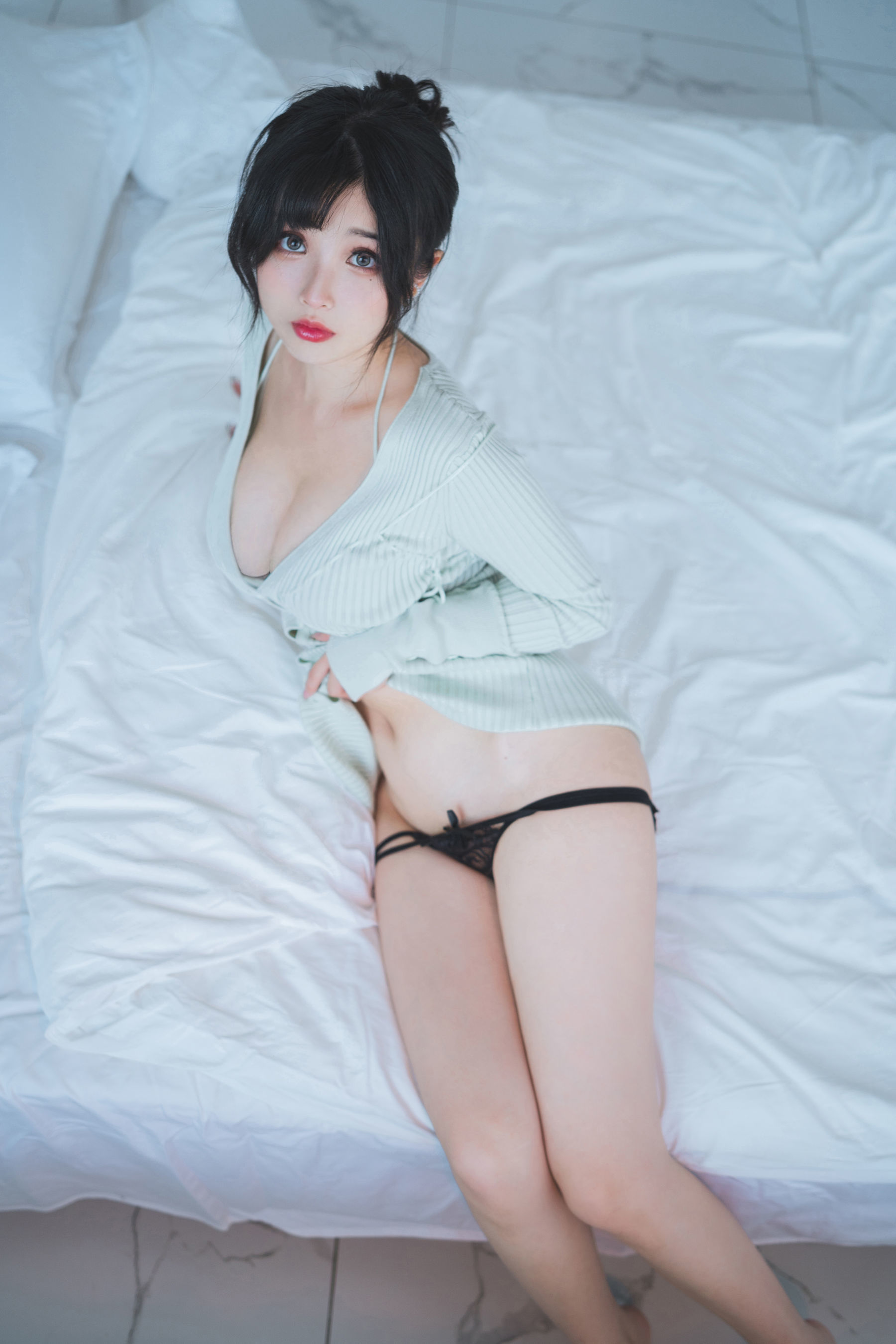 [网红COSER写真] COS福利rioko凉凉子 - 人妻毛衣