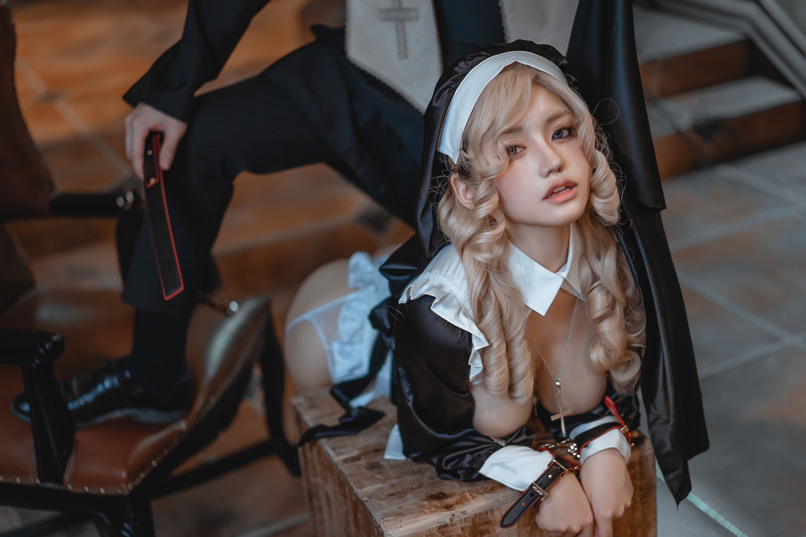 [网红COSER写真] 一笑芳香沁写真 - 神父修女