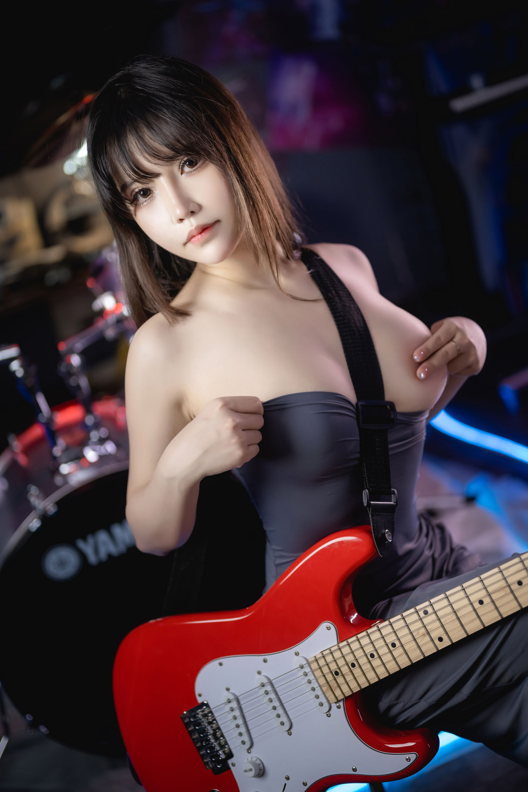 [网红COSER写真] 二次元妹子抱走莫子aa - 吉他妹妹