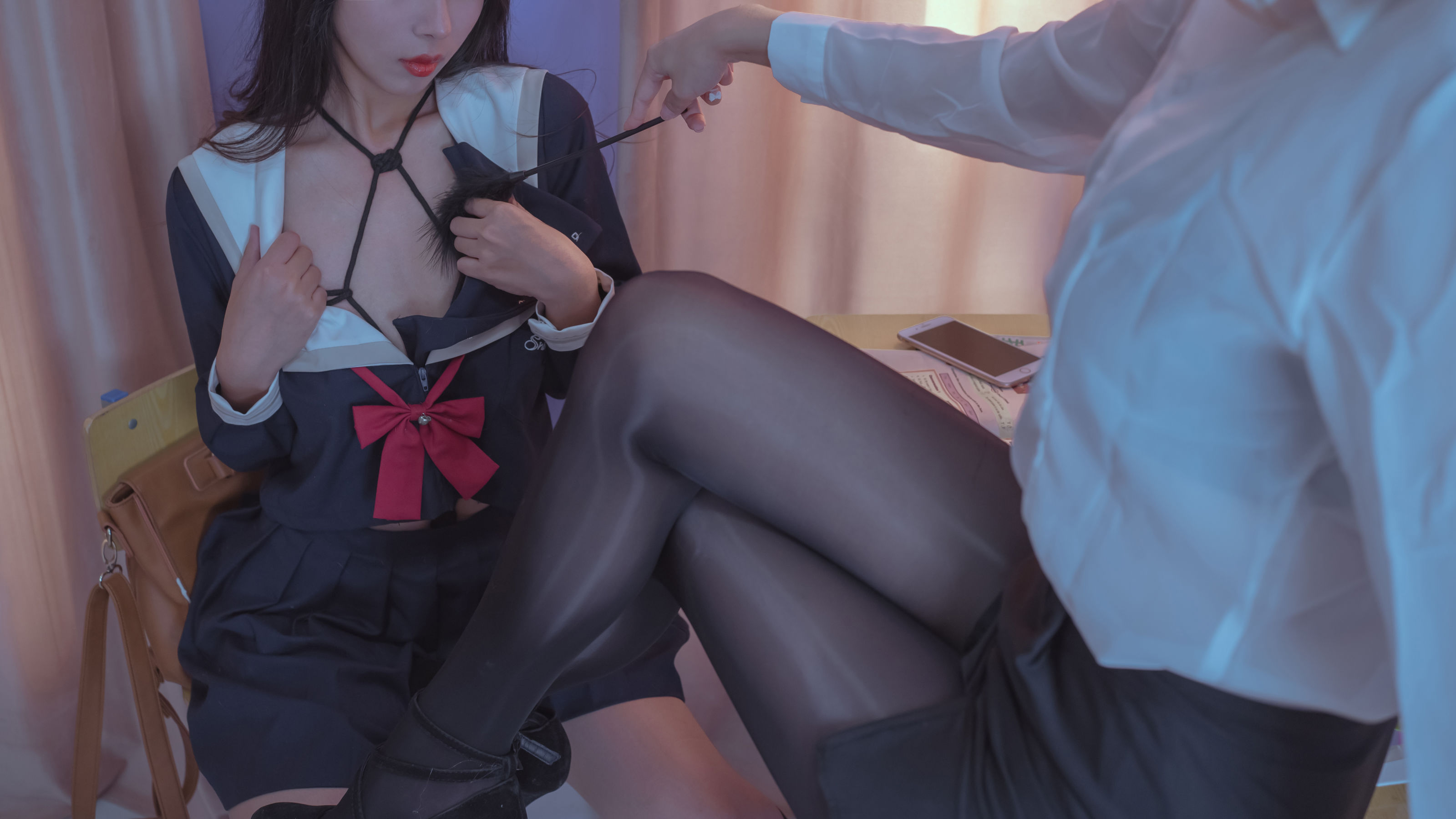 [网红COSER写真] 云溪溪 - 教室绳艺