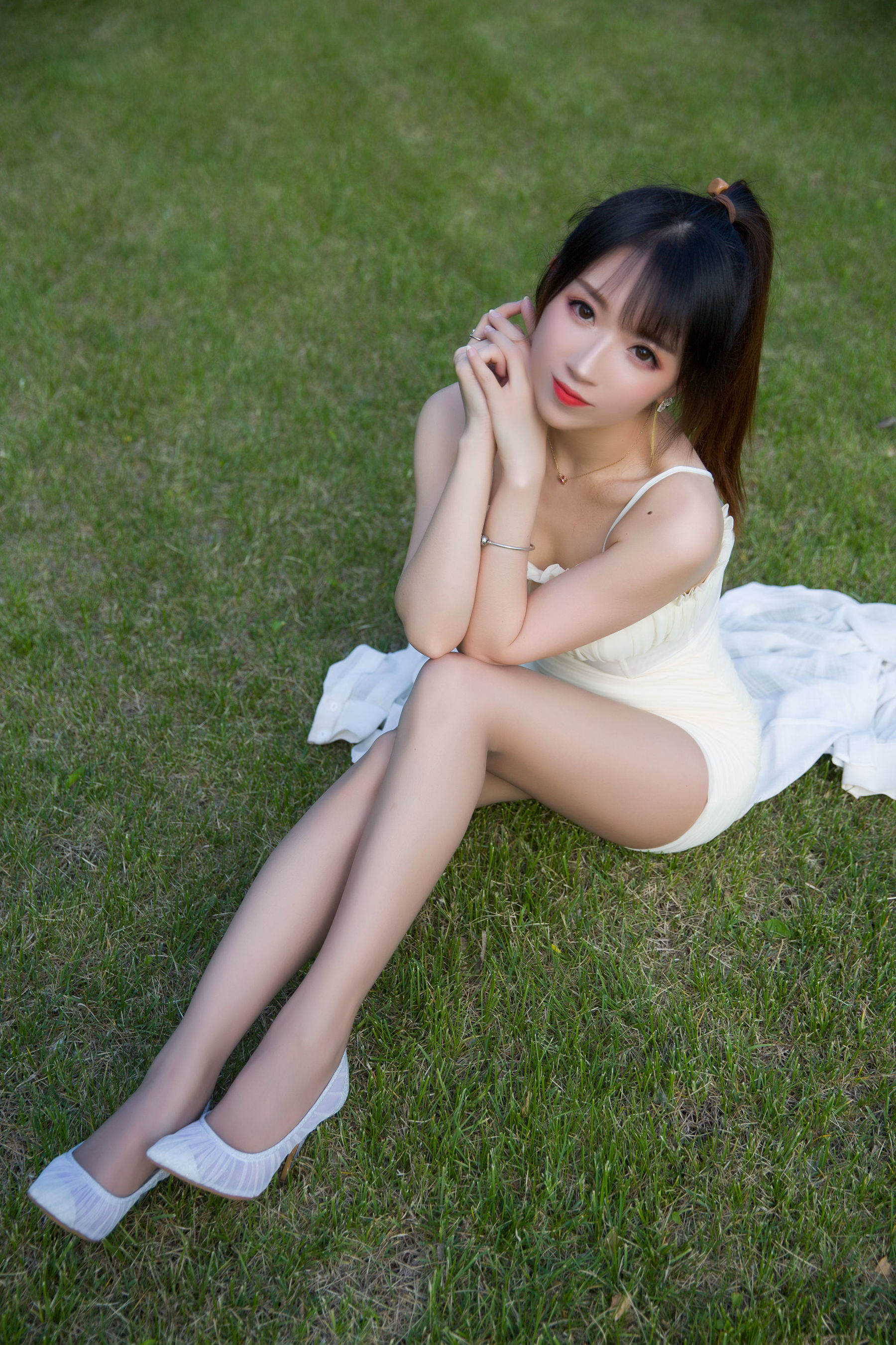 [网红COSER写真] 斗鱼主播小女巫露娜 - 户外小米裙