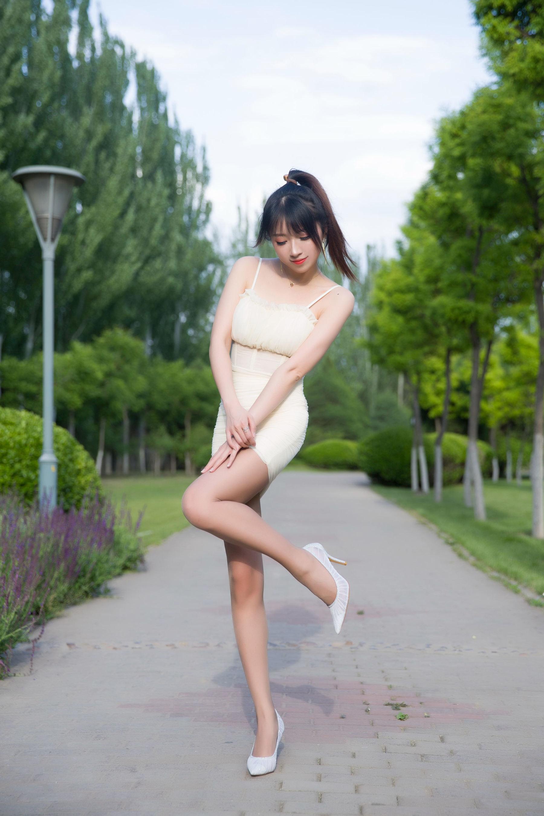 [网红COSER写真] 斗鱼主播小女巫露娜 - 户外小米裙