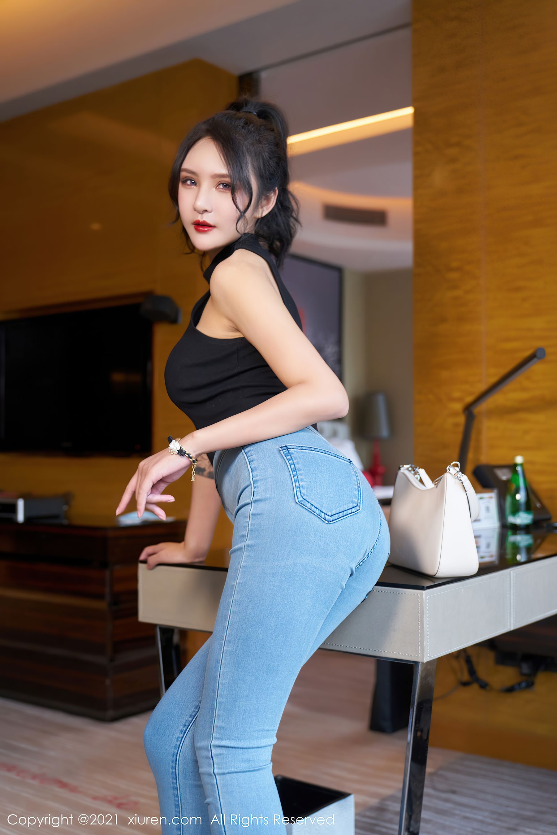 [秀人XiuRen] No.3976 Emily尹菲