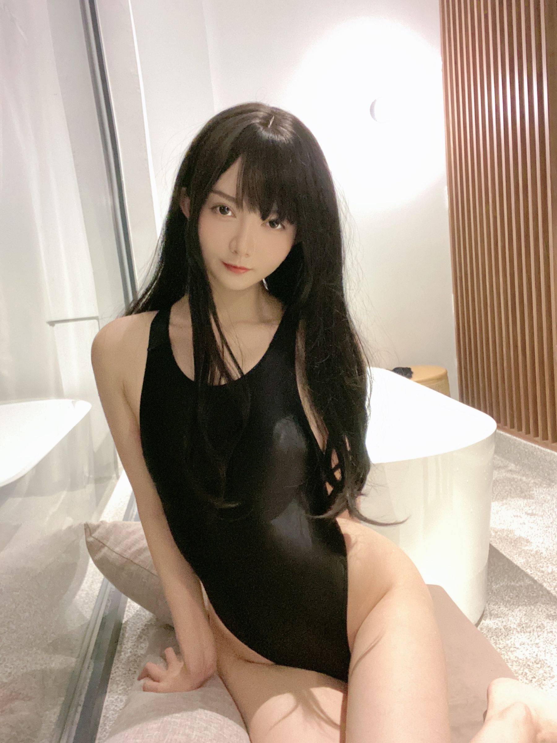 [福利COS] 51酱 - 黑红泳装