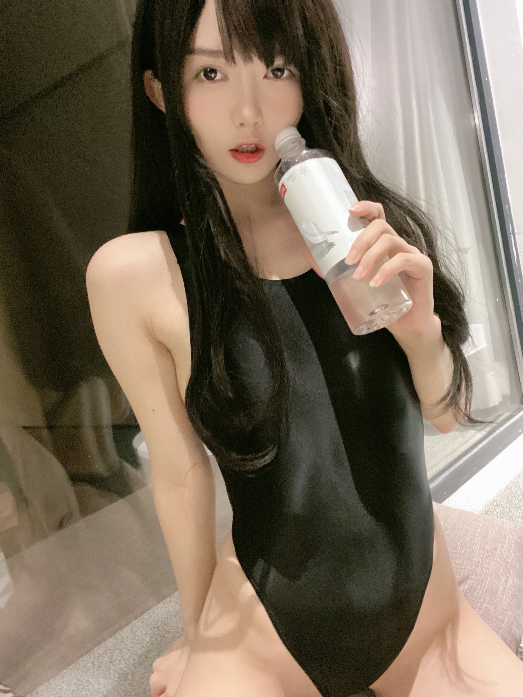 [福利COS] 51酱 - 黑红泳装