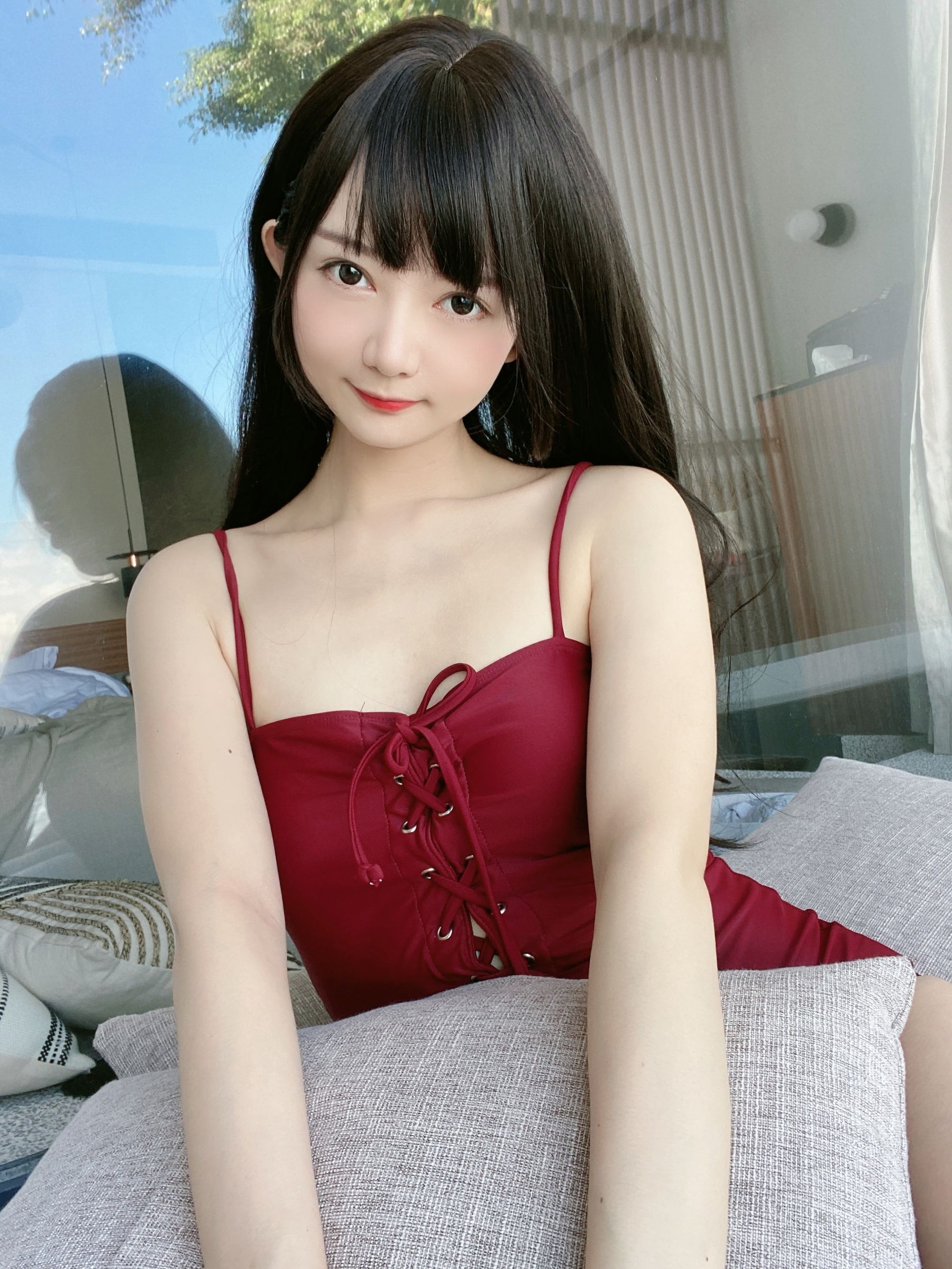 [福利COS] 51酱 - 黑红泳装