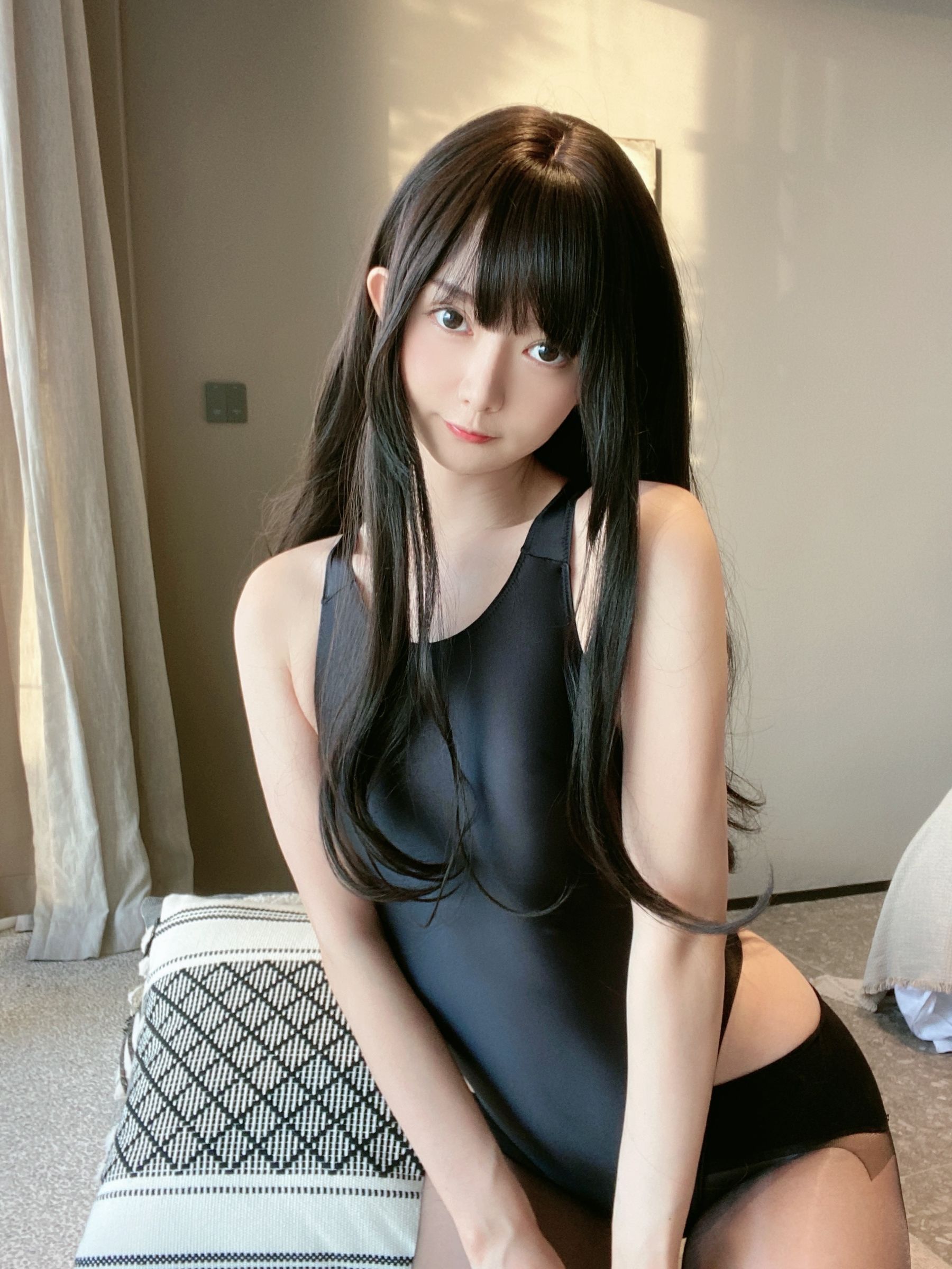 [福利COS] 51酱 - 黑红泳装