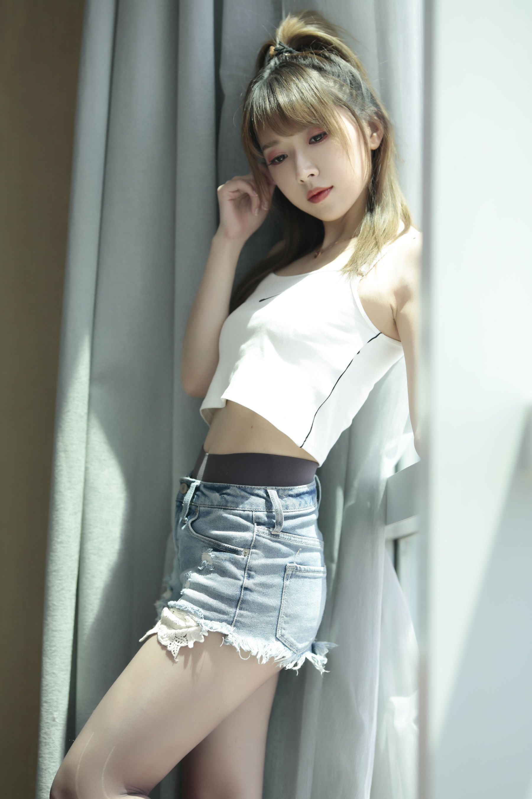 [福利COS] 斗鱼主播小女巫露娜 - 牛仔小裤裤