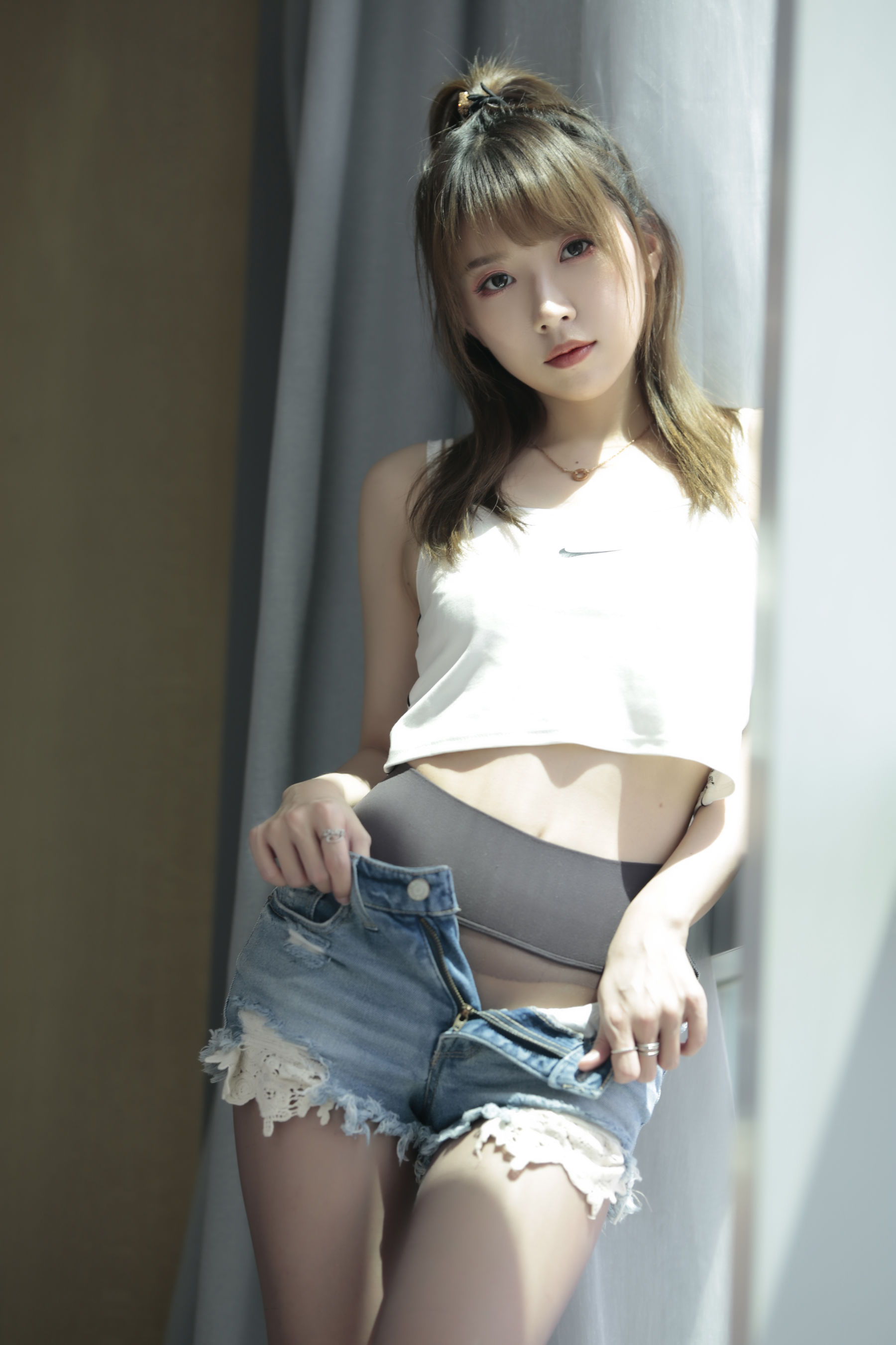 [福利COS] 斗鱼主播小女巫露娜 - 牛仔小裤裤