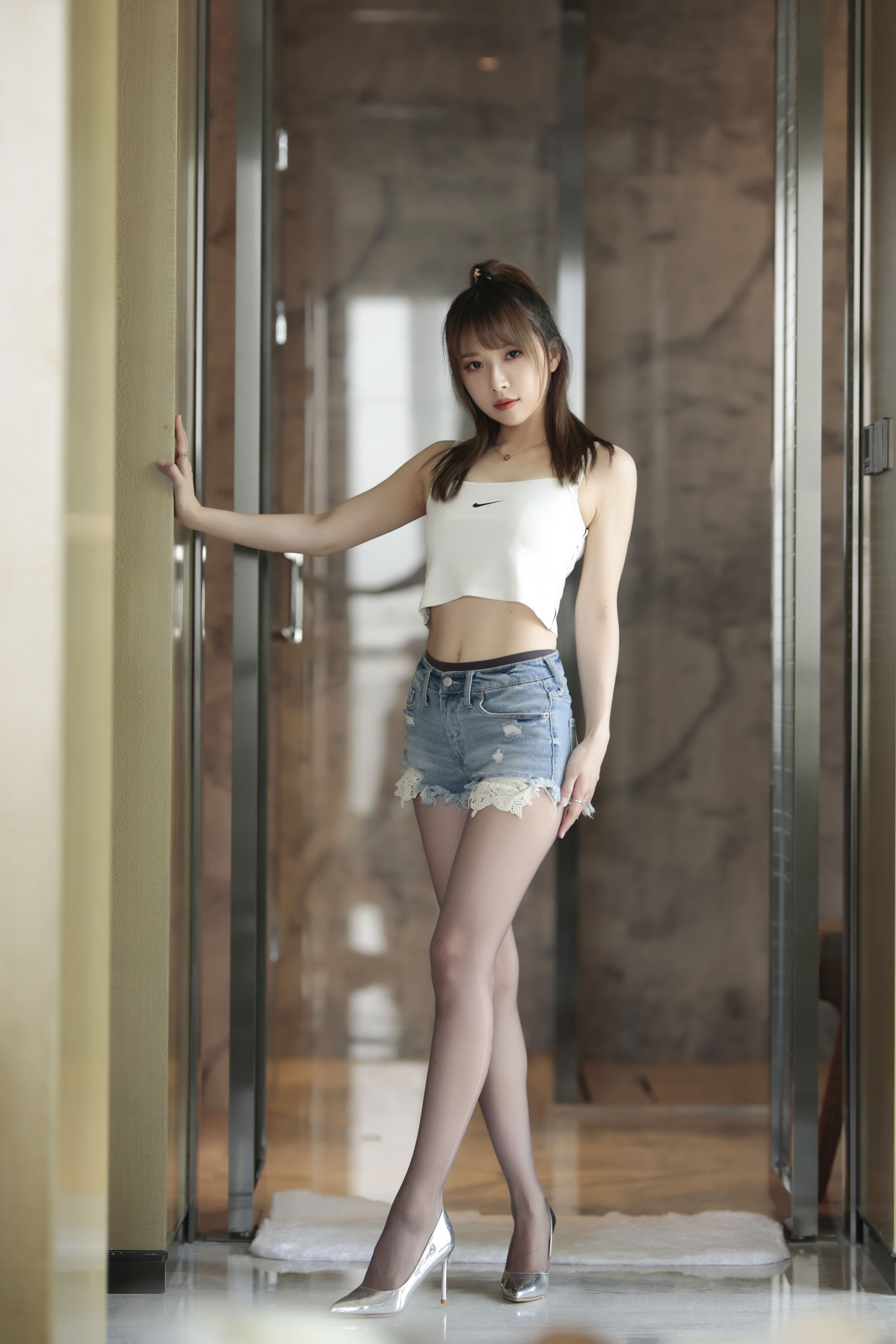 [福利COS] 斗鱼主播小女巫露娜 - 牛仔小裤裤