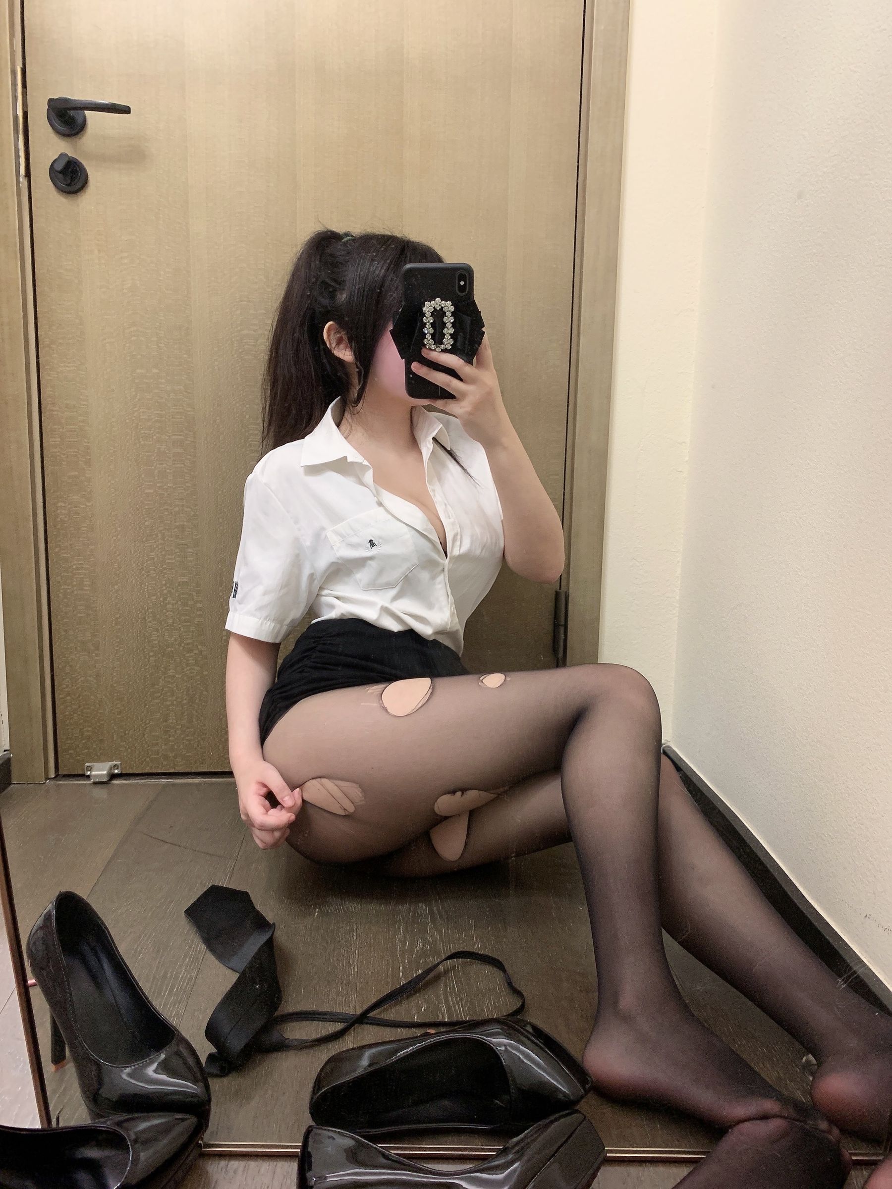 [福利COS] 蜜桃少女是依酱呀 - 刚入职的新人