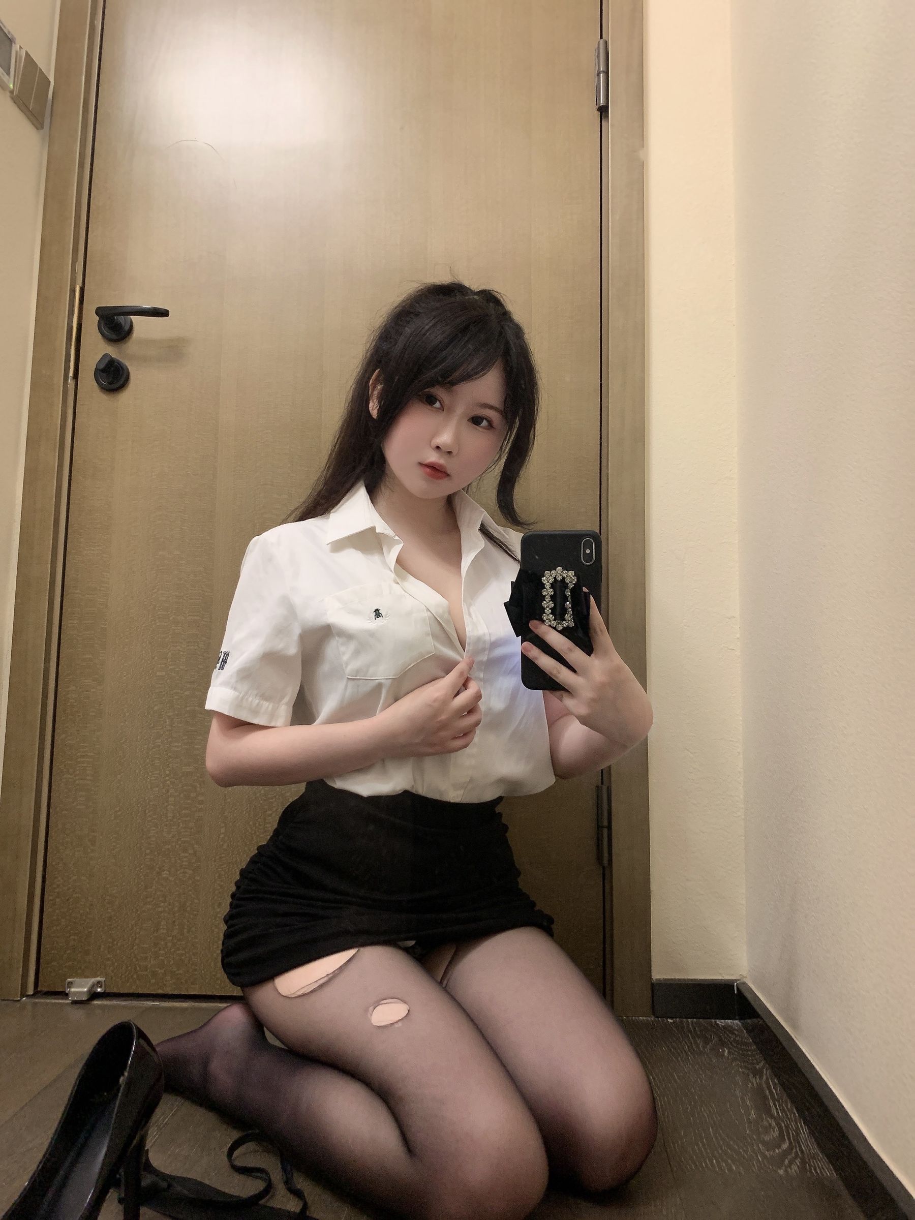 [福利COS] 蜜桃少女是依酱呀 - 刚入职的新人