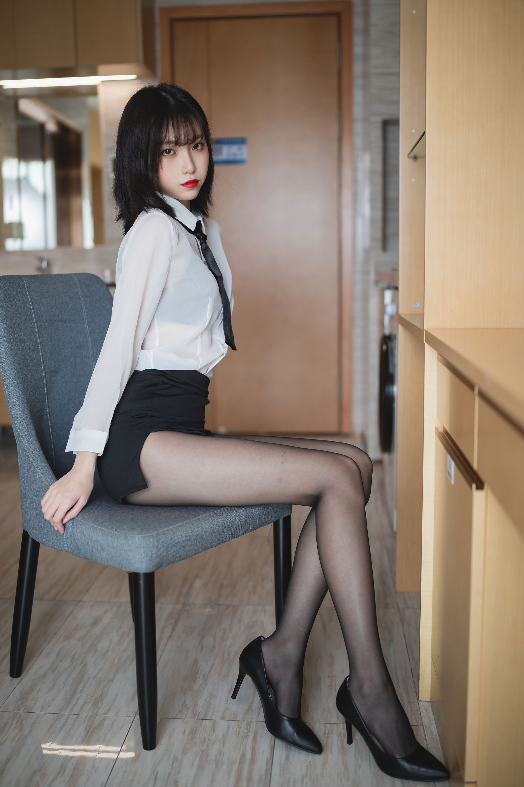[福利COS] 许岚 - OL制服