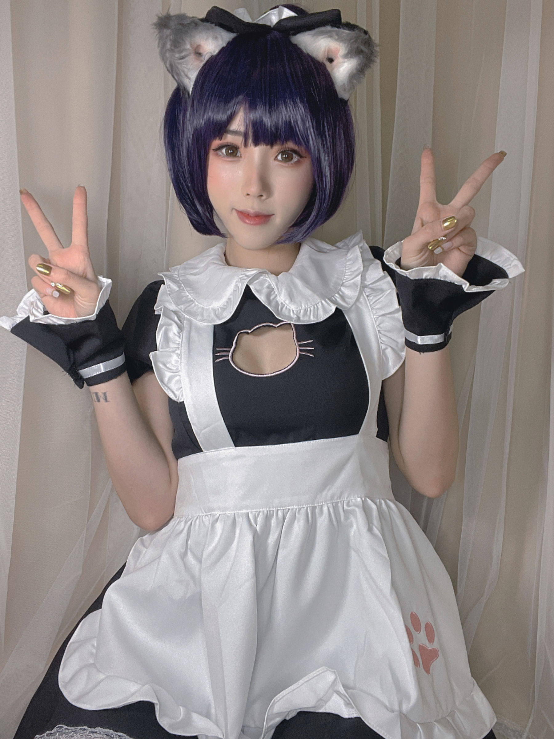 [福利COS] 钛合金大粑粑 - 女仆自拍