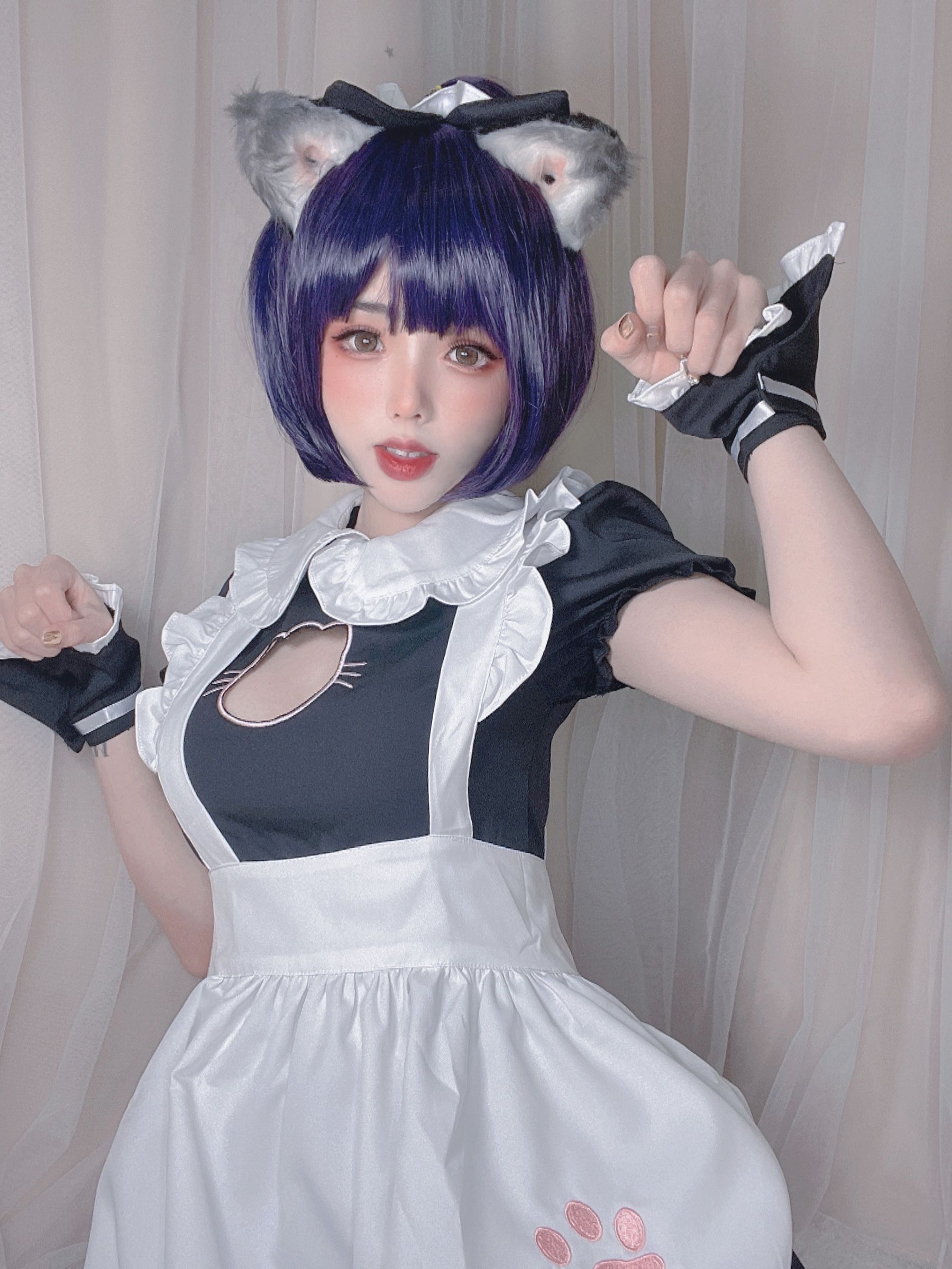 [福利COS] 钛合金大粑粑 - 女仆自拍