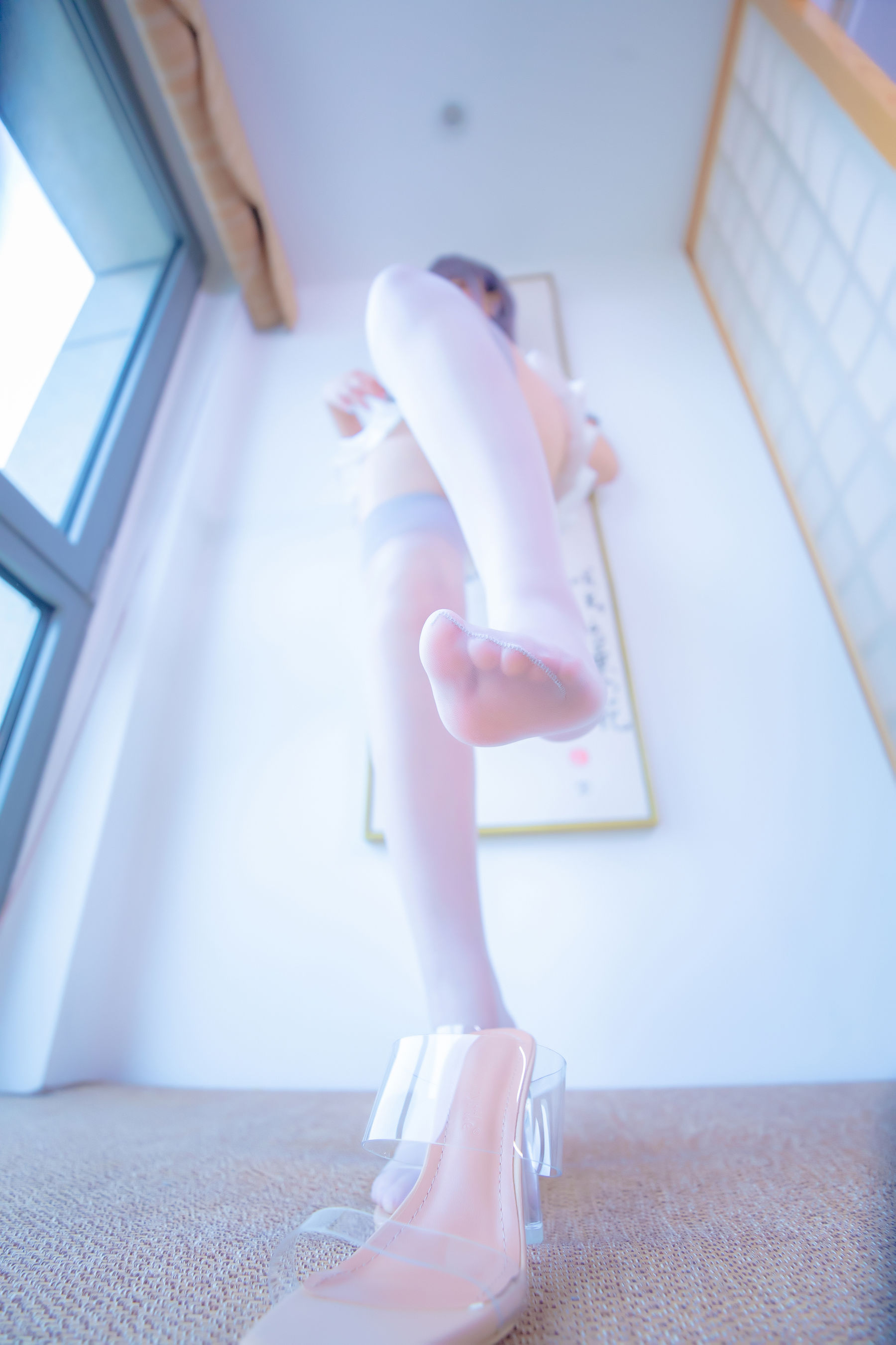 [福利COS] 神楽坂真冬 灰丝吊带JK