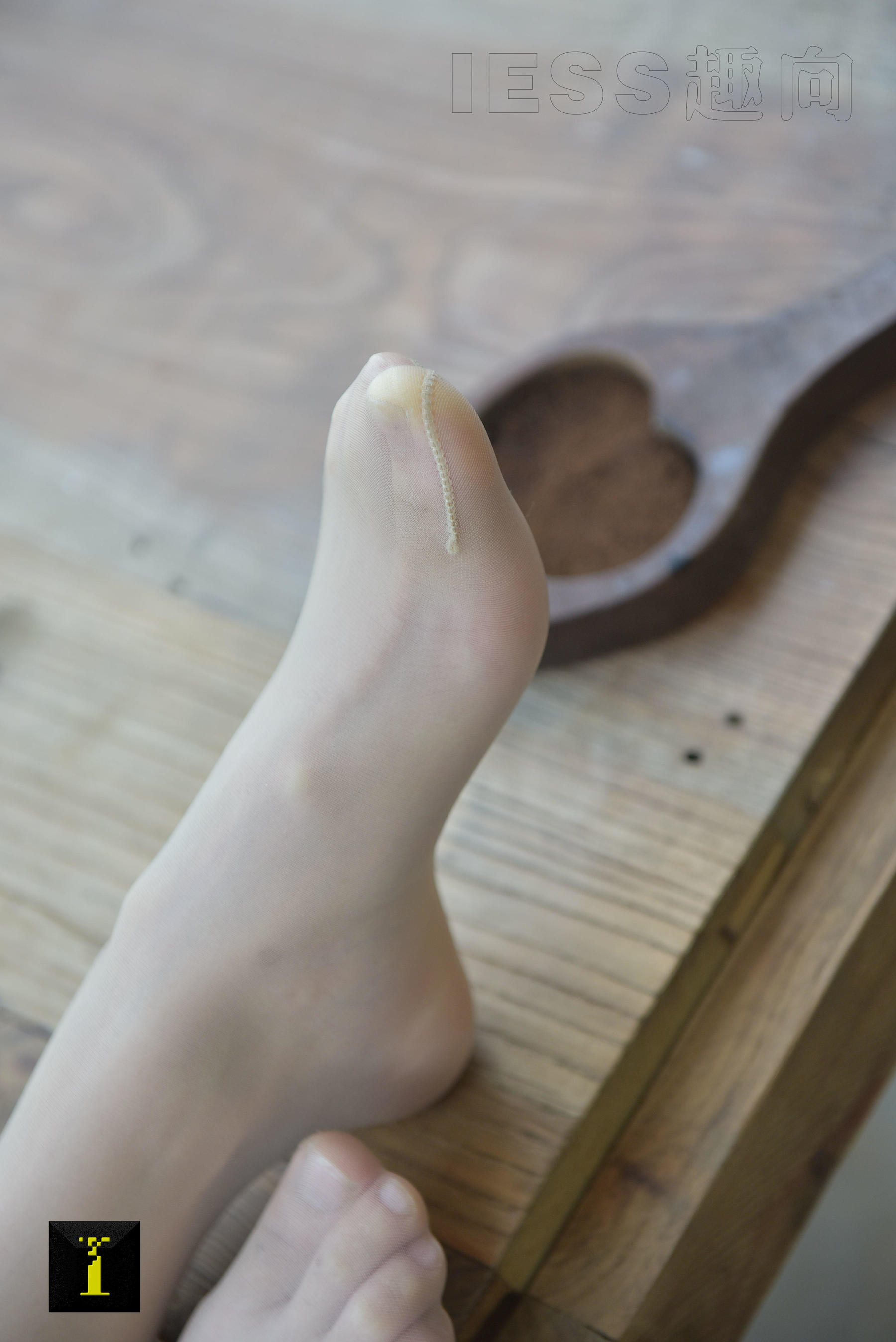 [IESS普惠集] 106 模特小六 《丝足底、肉丝特写 》