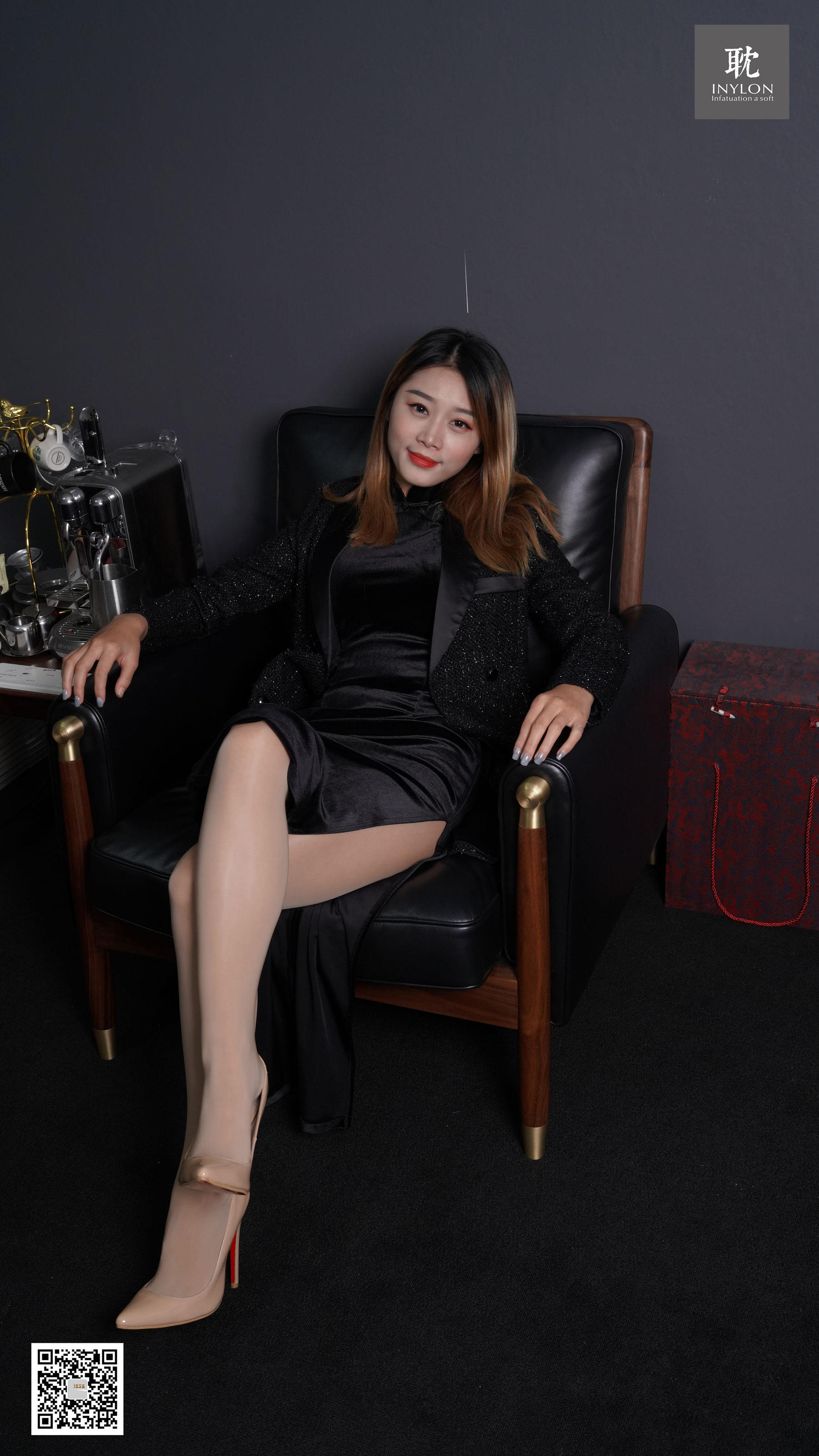 [IESS普惠集] 186 模特小婧 《顺滑的旗袍和亮丝马油袜》