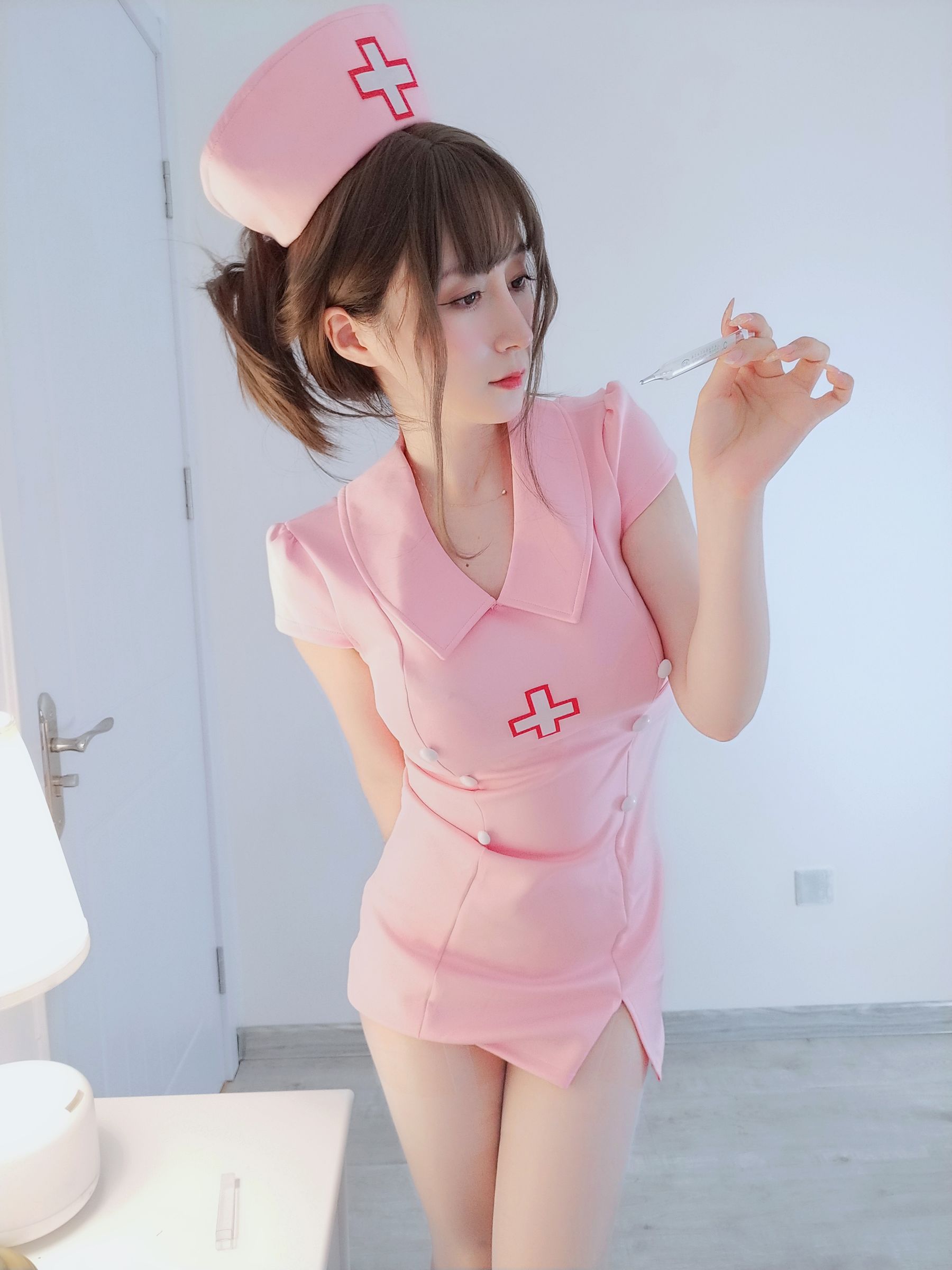 [网红COS] Coser小姐姐白银 - 夜间的私人护士