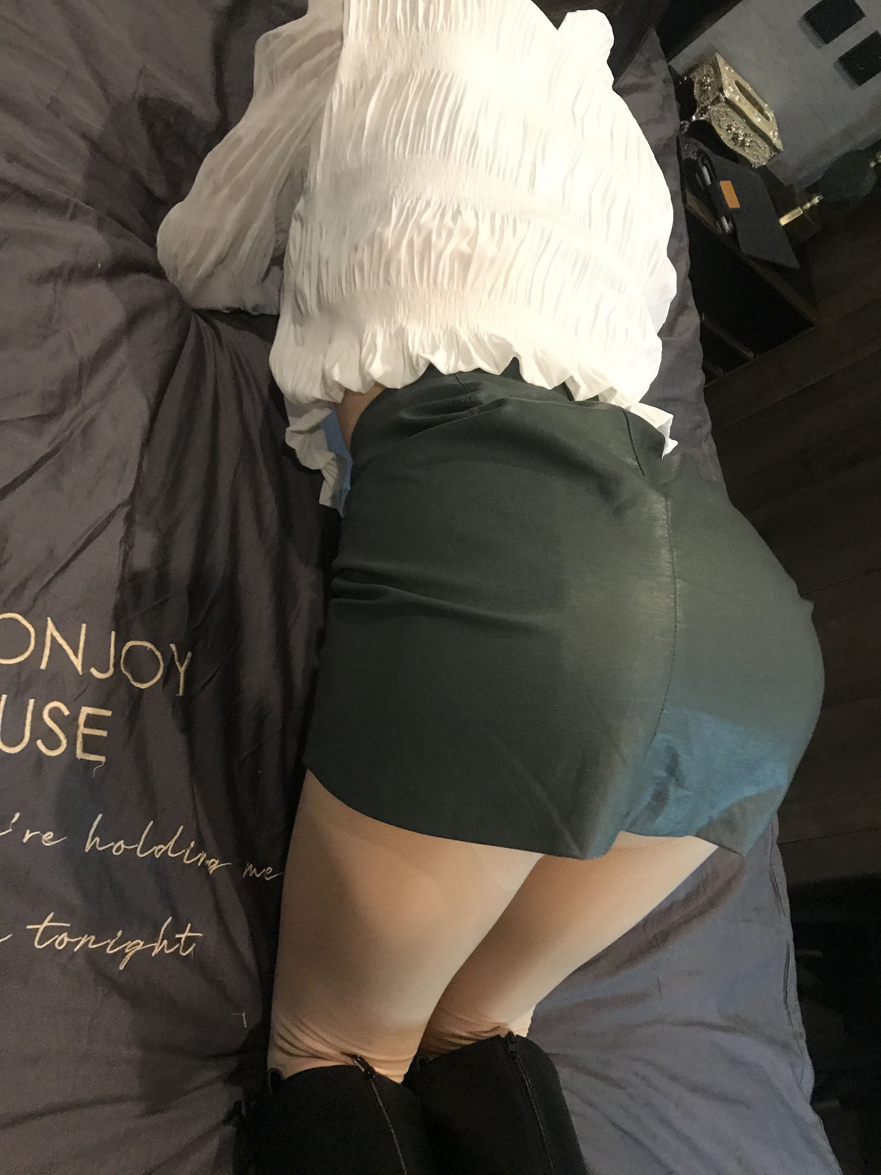 丝足博主麋鹿_Monroe 2020.03.02 皮裙肉丝