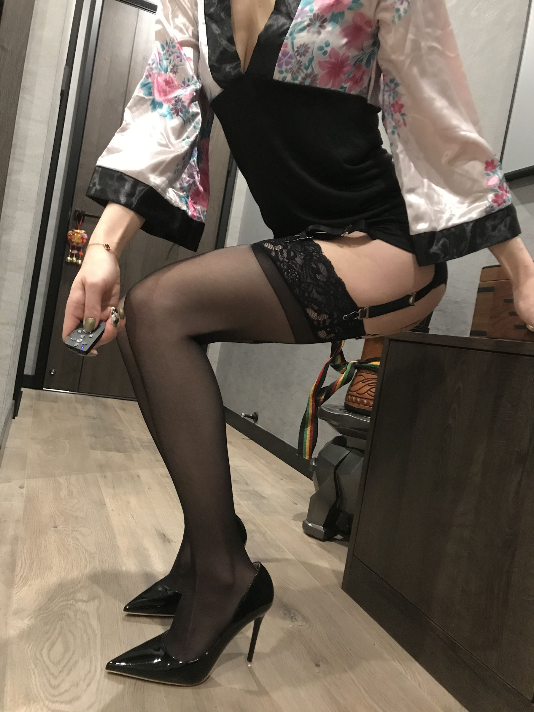 丝足博主麋鹿_Monroe 2020.03.15 睡袍黑丝