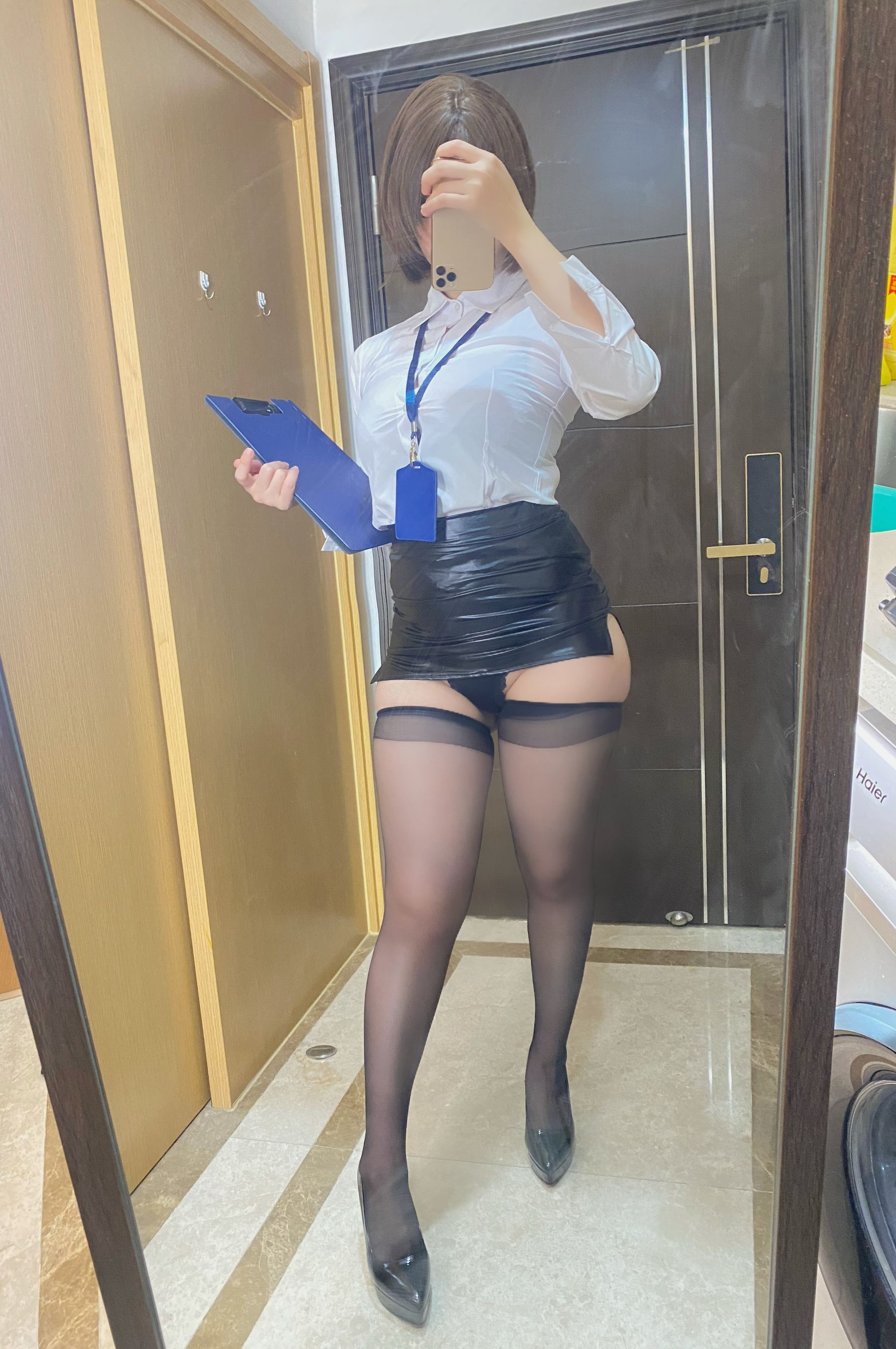 二次元巨乳美女鹿野希 fantia 2021.11.18 エロol勤務中~邪魔しないでよ(p1+p2)