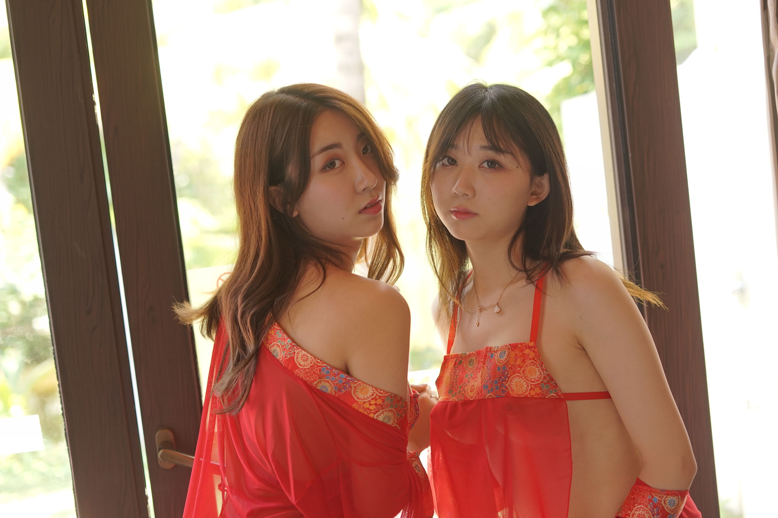 [网红COS] 人气Coser黑川&浅野菌子 - 海岛之旅