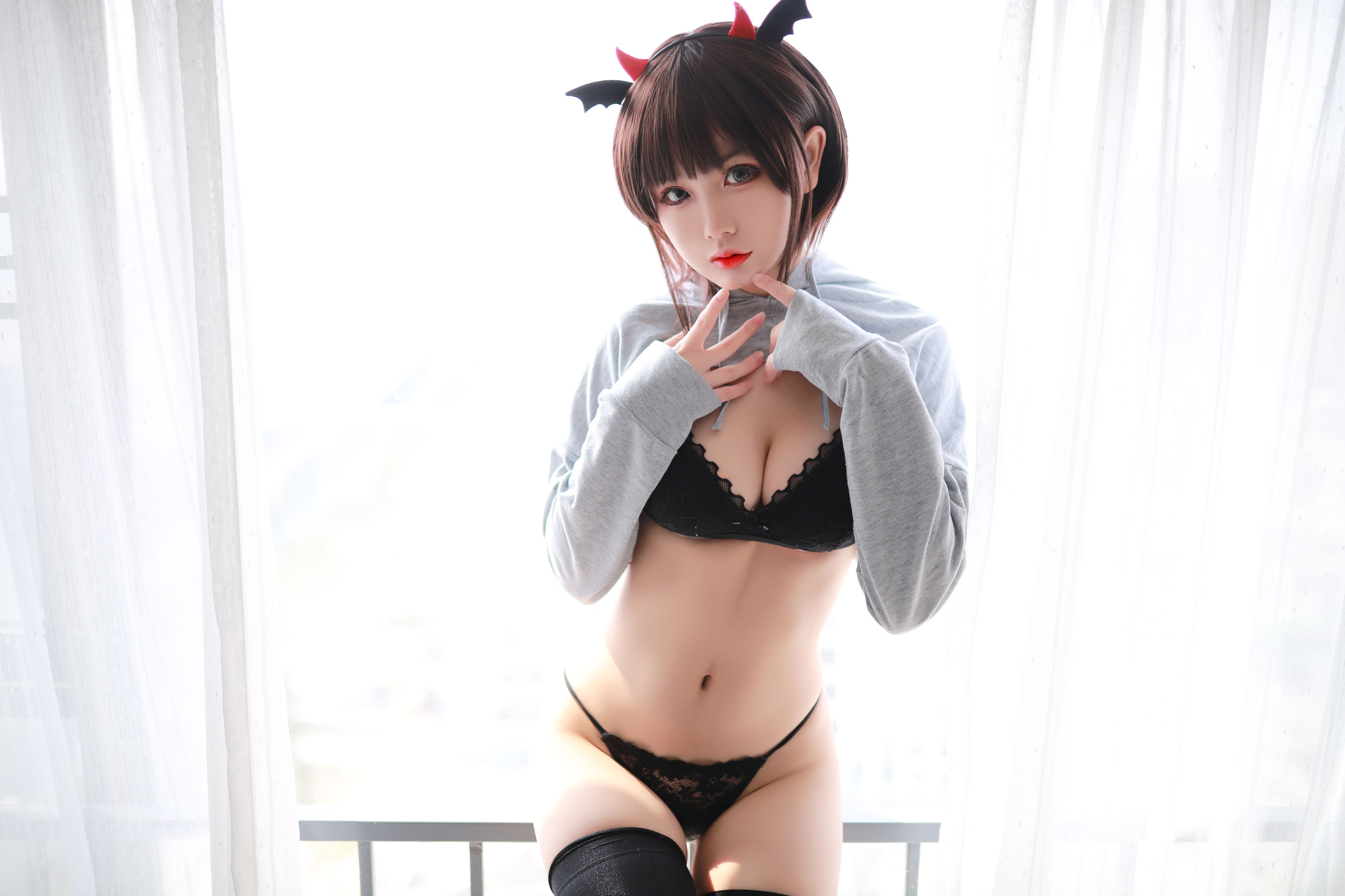 [网红COS] 动漫博主您的蛋蛋 - 开胸卫衣