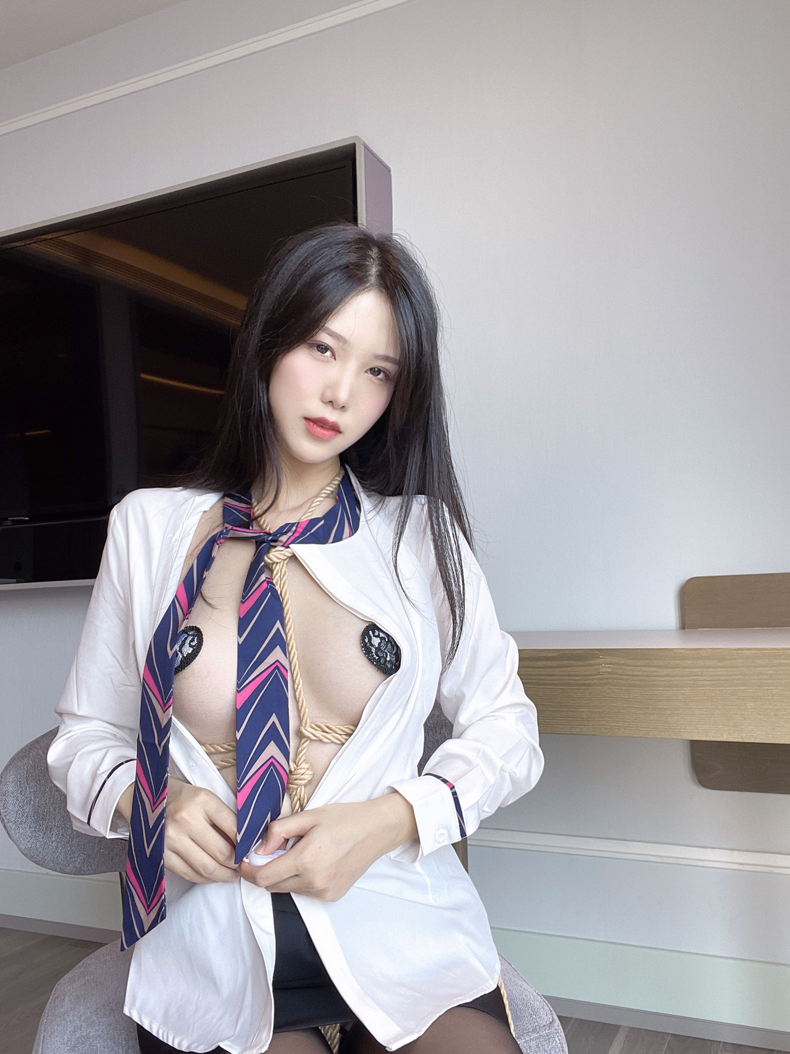 [网红COS] 抖娘-利世图集 - 绳缚空姐