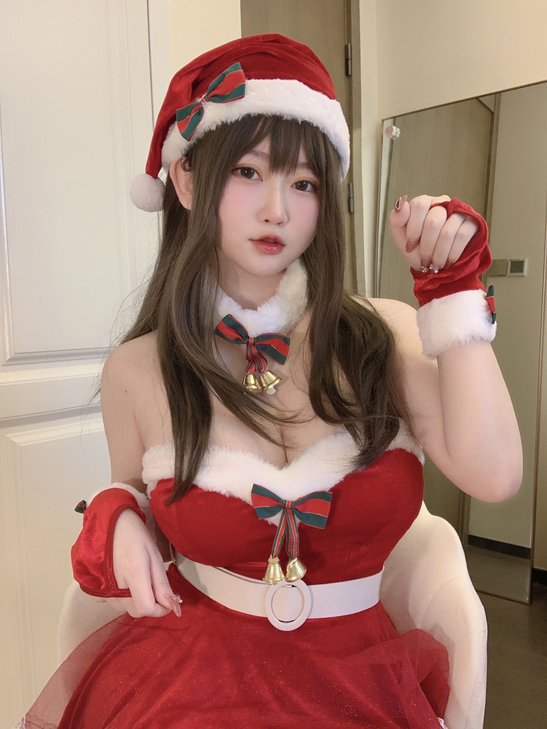 [网红COS] 蜜桃少女是依酱呀 - 2021圣诞特辑