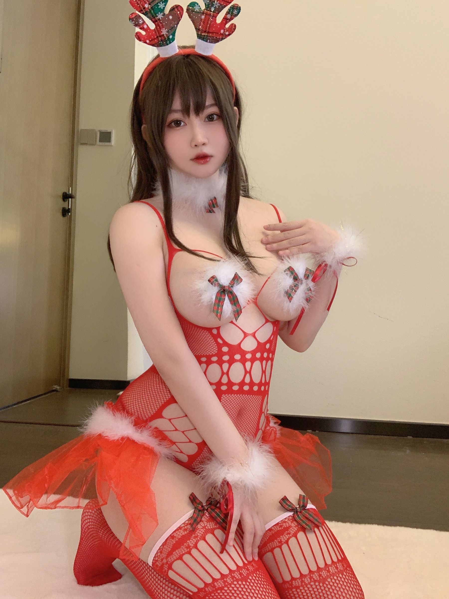 [网红COS] 蜜桃少女是依酱呀 - 2021圣诞特辑