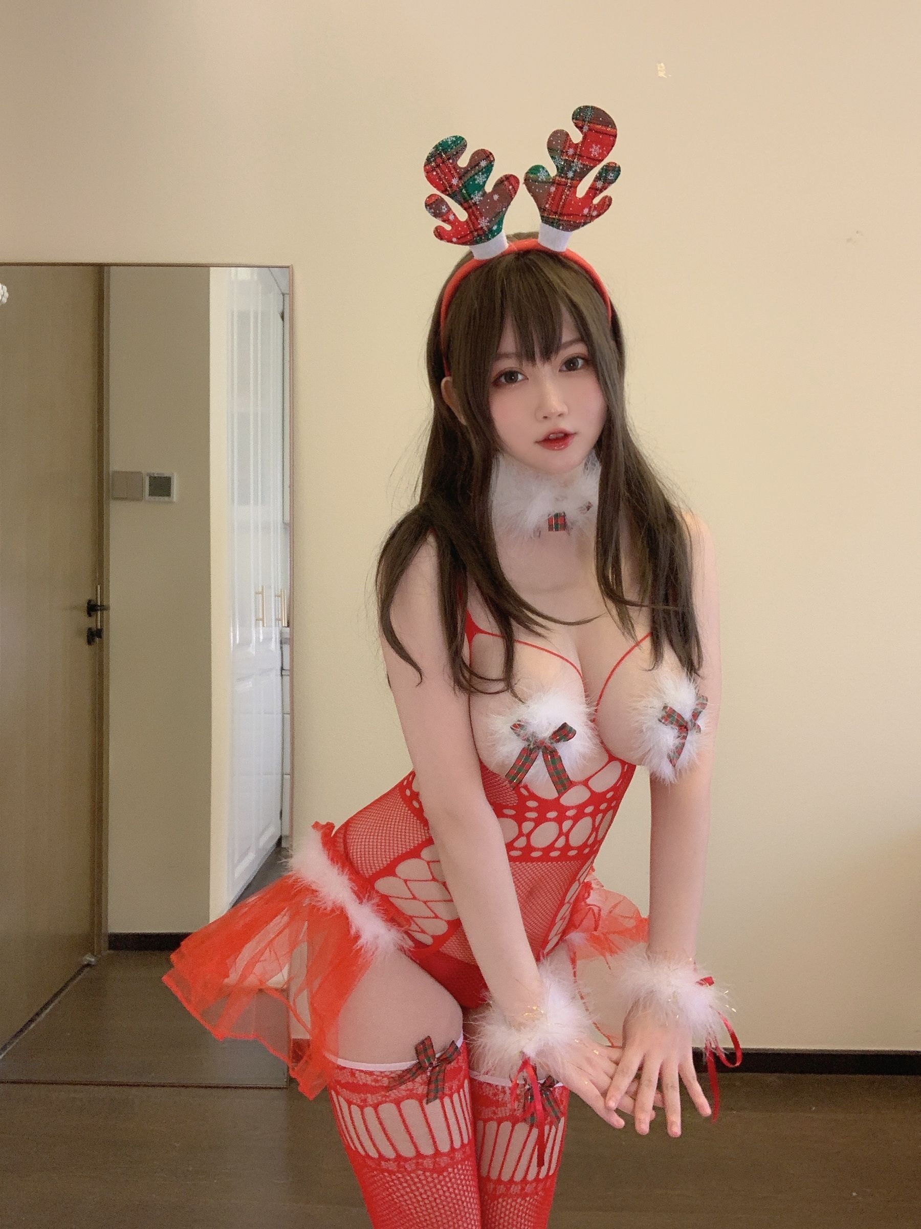 [网红COS] 蜜桃少女是依酱呀 - 2021圣诞特辑
