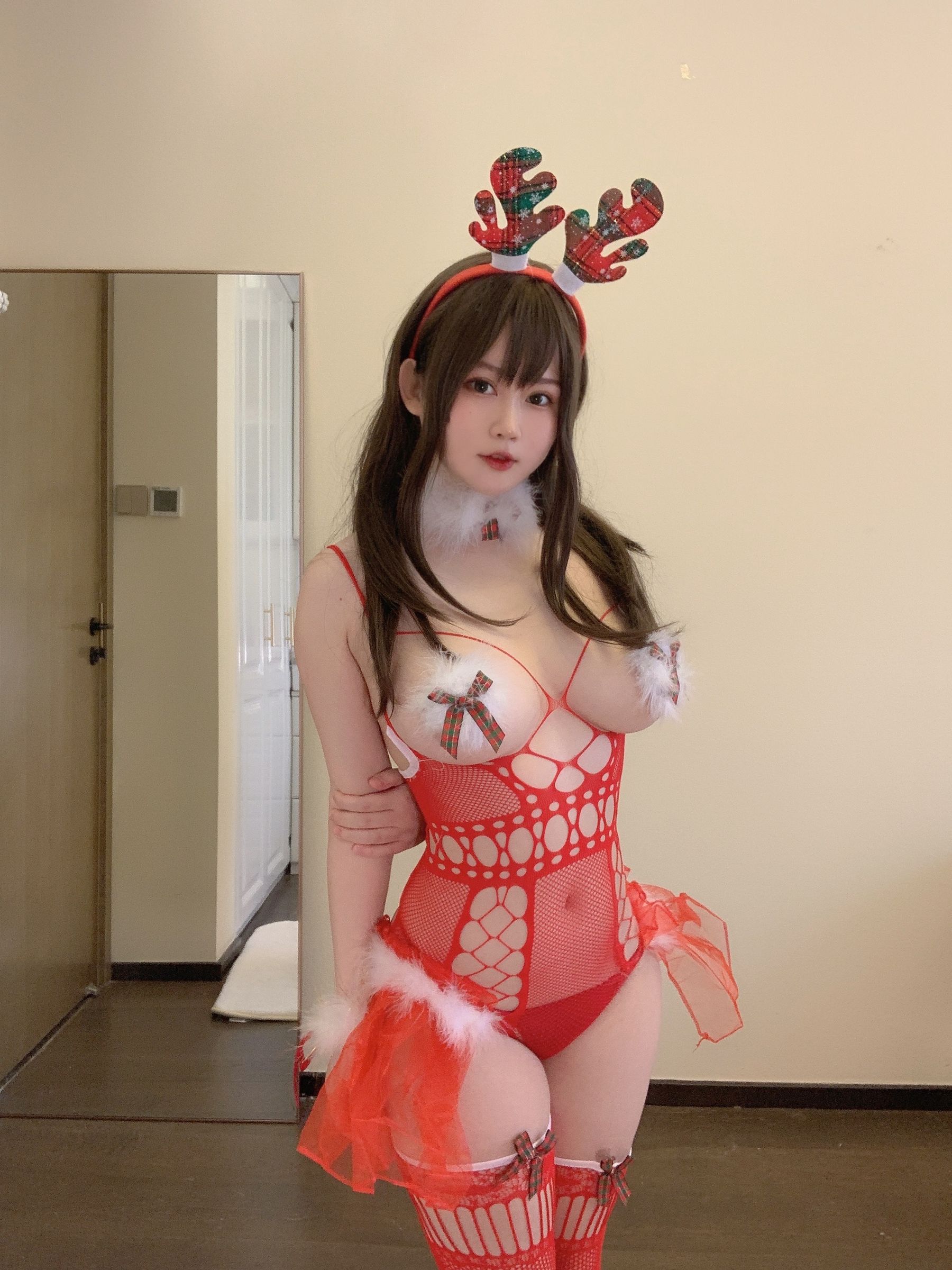 [网红COS] 蜜桃少女是依酱呀 - 2021圣诞特辑