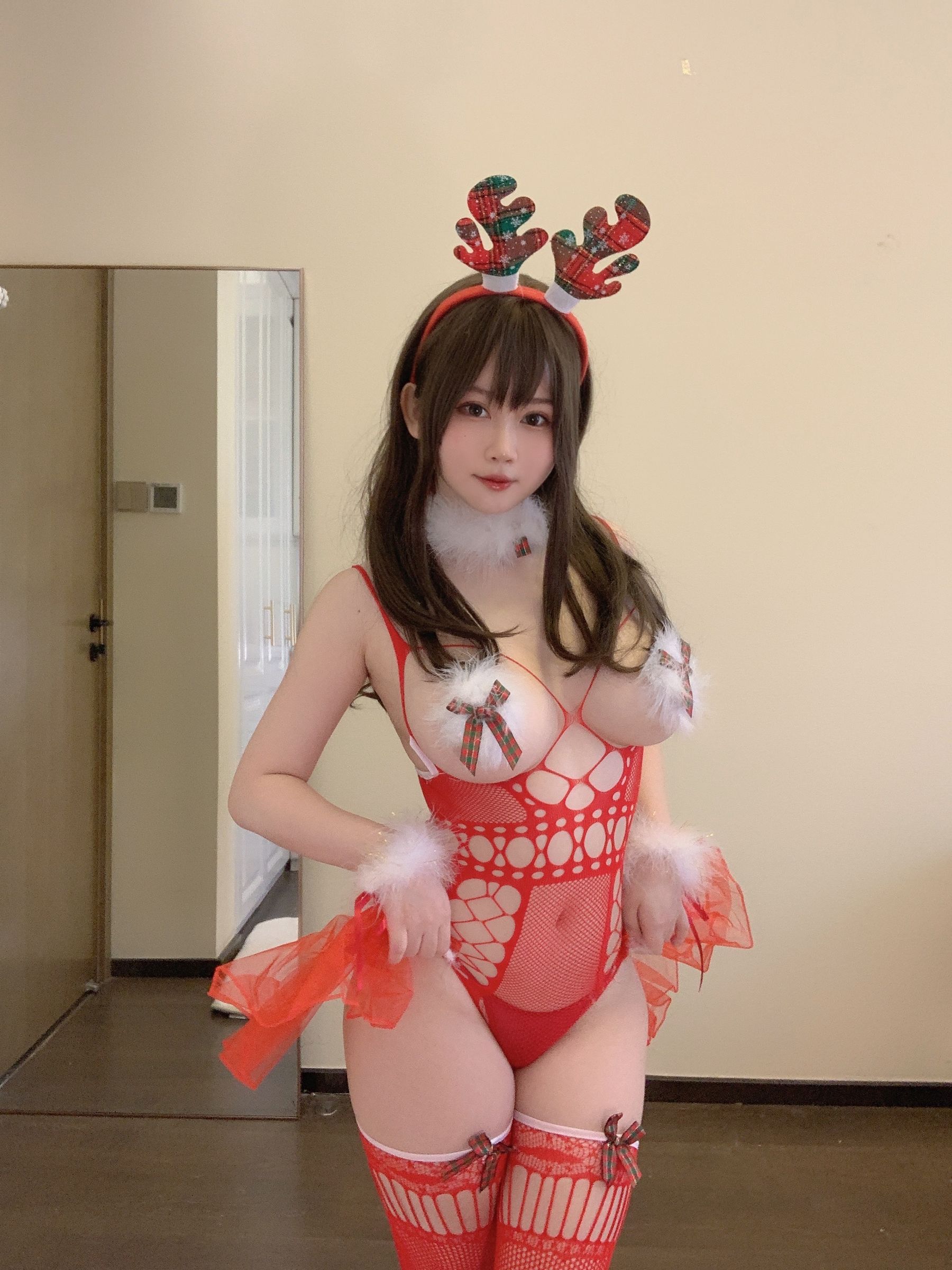 [网红COS] 蜜桃少女是依酱呀 - 2021圣诞特辑