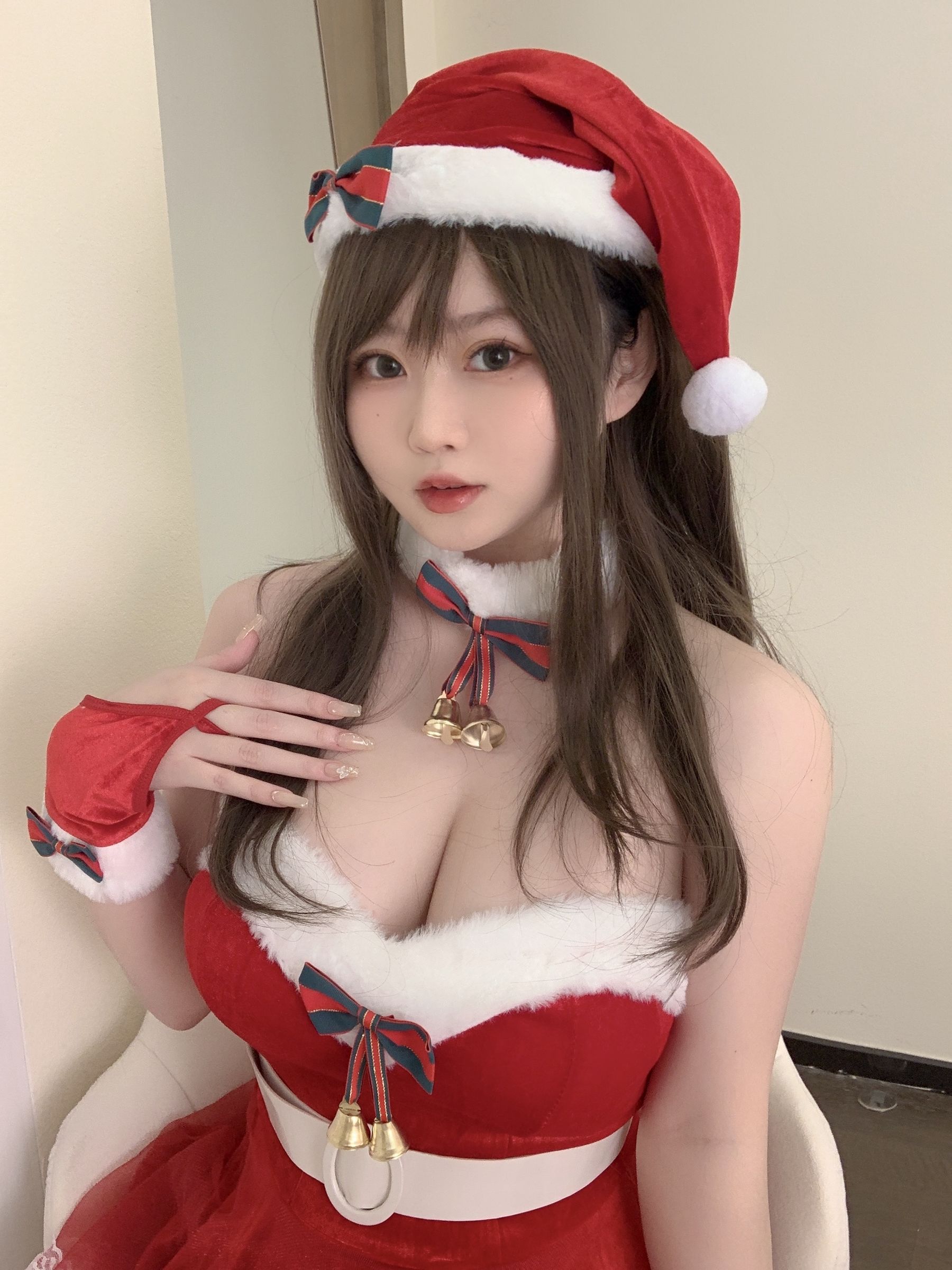 [网红COS] 蜜桃少女是依酱呀 - 2021圣诞特辑