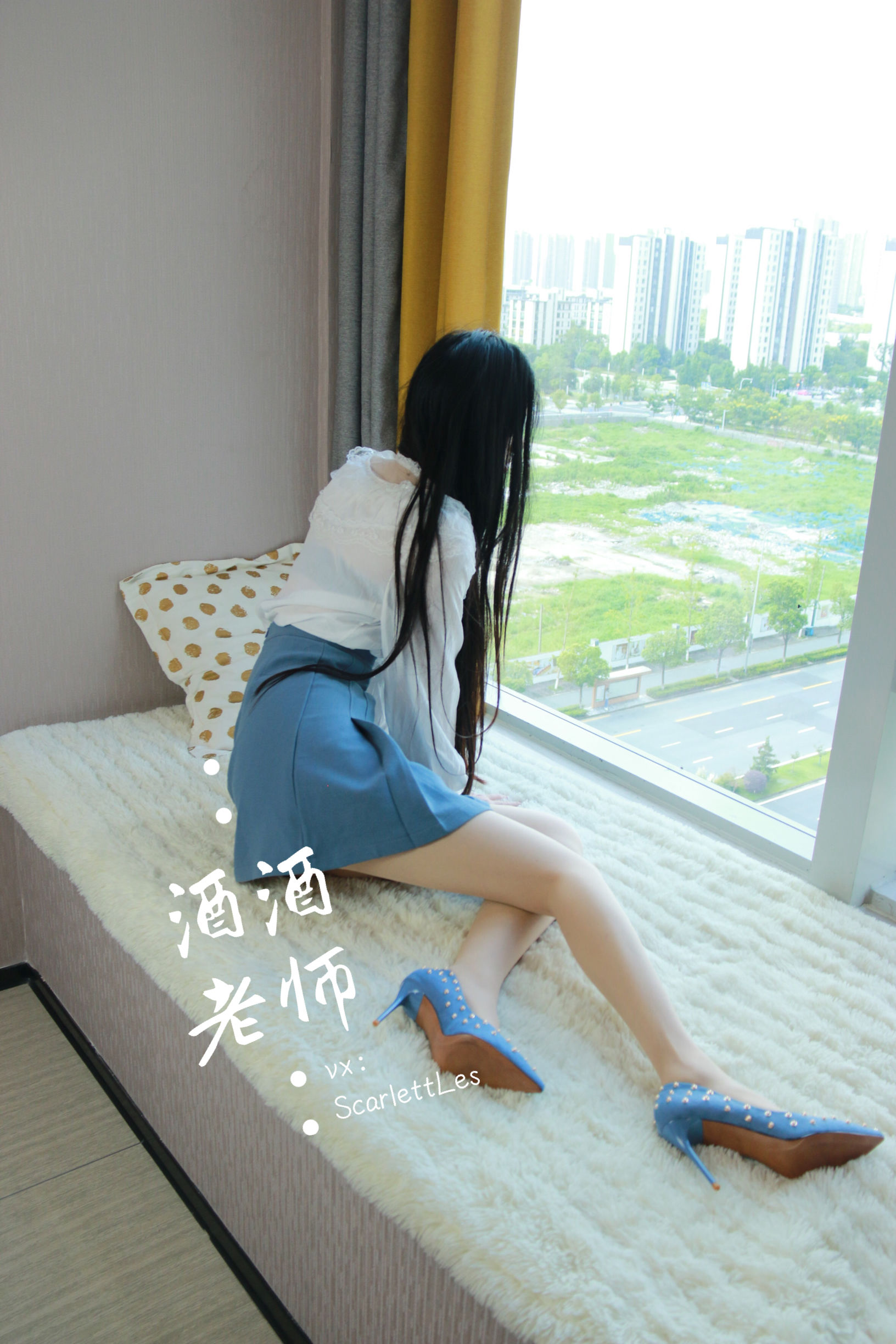 [网红COS] 酒酒老师 - 蓝色短裙白丝少女风