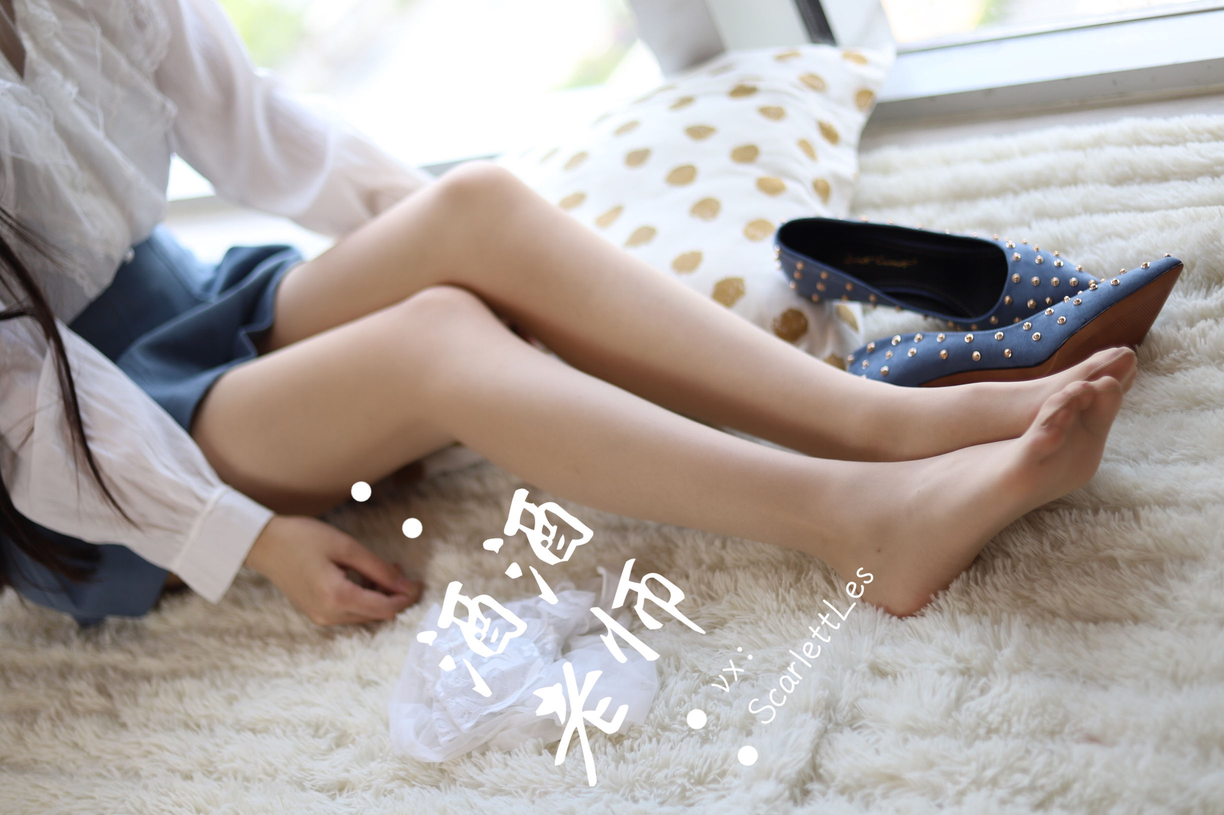 [网红COS] 酒酒老师 - 蓝色短裙白丝少女风