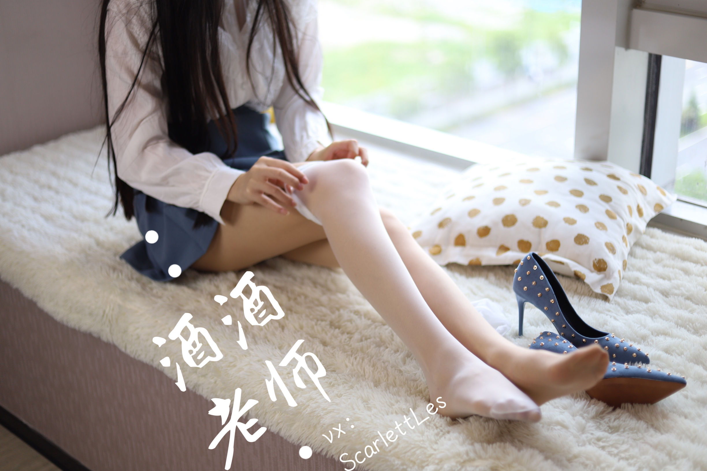 [网红COS] 酒酒老师 - 蓝色短裙白丝少女风