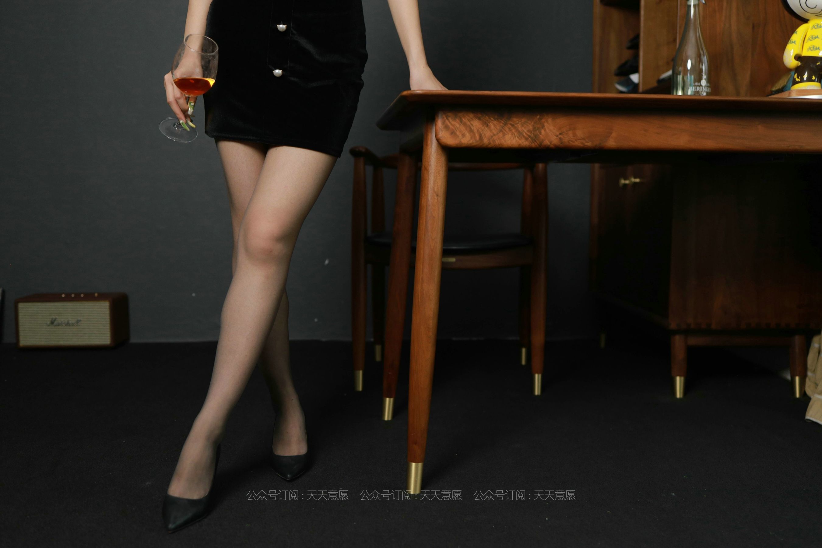 [IESS异思趣向]  模特：可可《黑丝吊带裙》