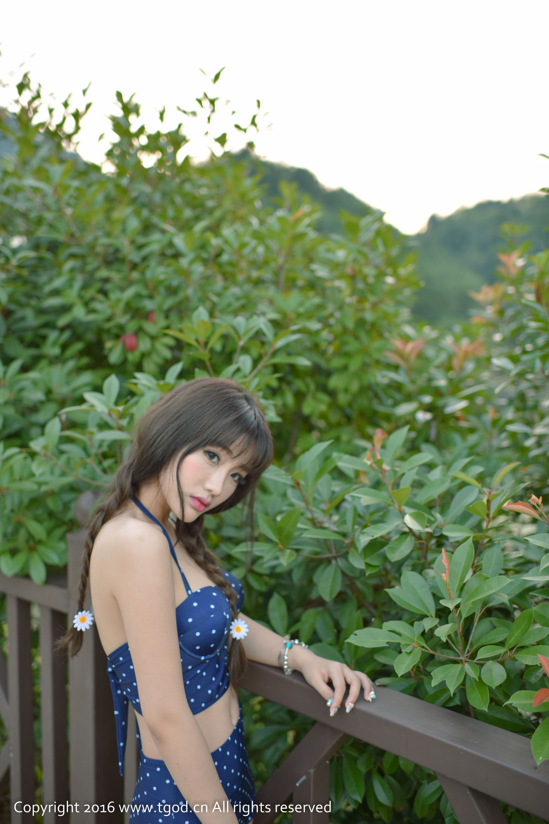 Akiki朱若慕《云曼旅拍》一个会说会笑会唱会跳的奔跑的小怪兽 [推女神TGOD]