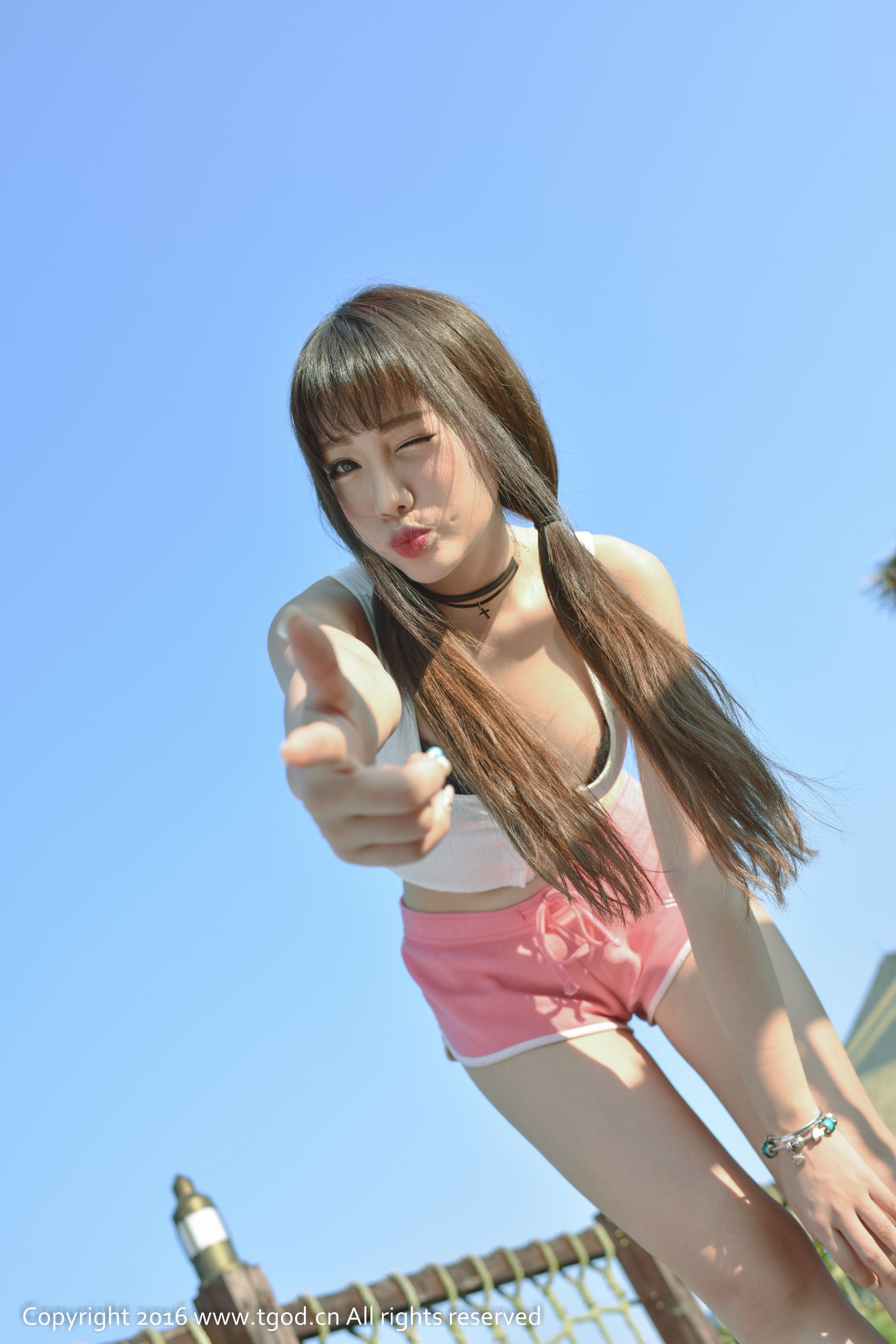 Akiki朱若慕《云曼旅拍》一个会说会笑会唱会跳的奔跑的小怪兽 [推女神TGOD]