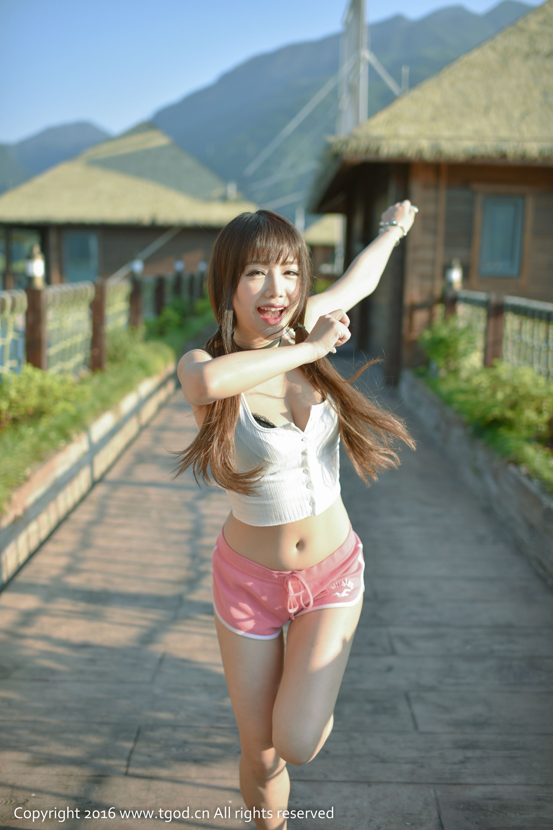 Akiki朱若慕《云曼旅拍》一个会说会笑会唱会跳的奔跑的小怪兽 [推女神TGOD]