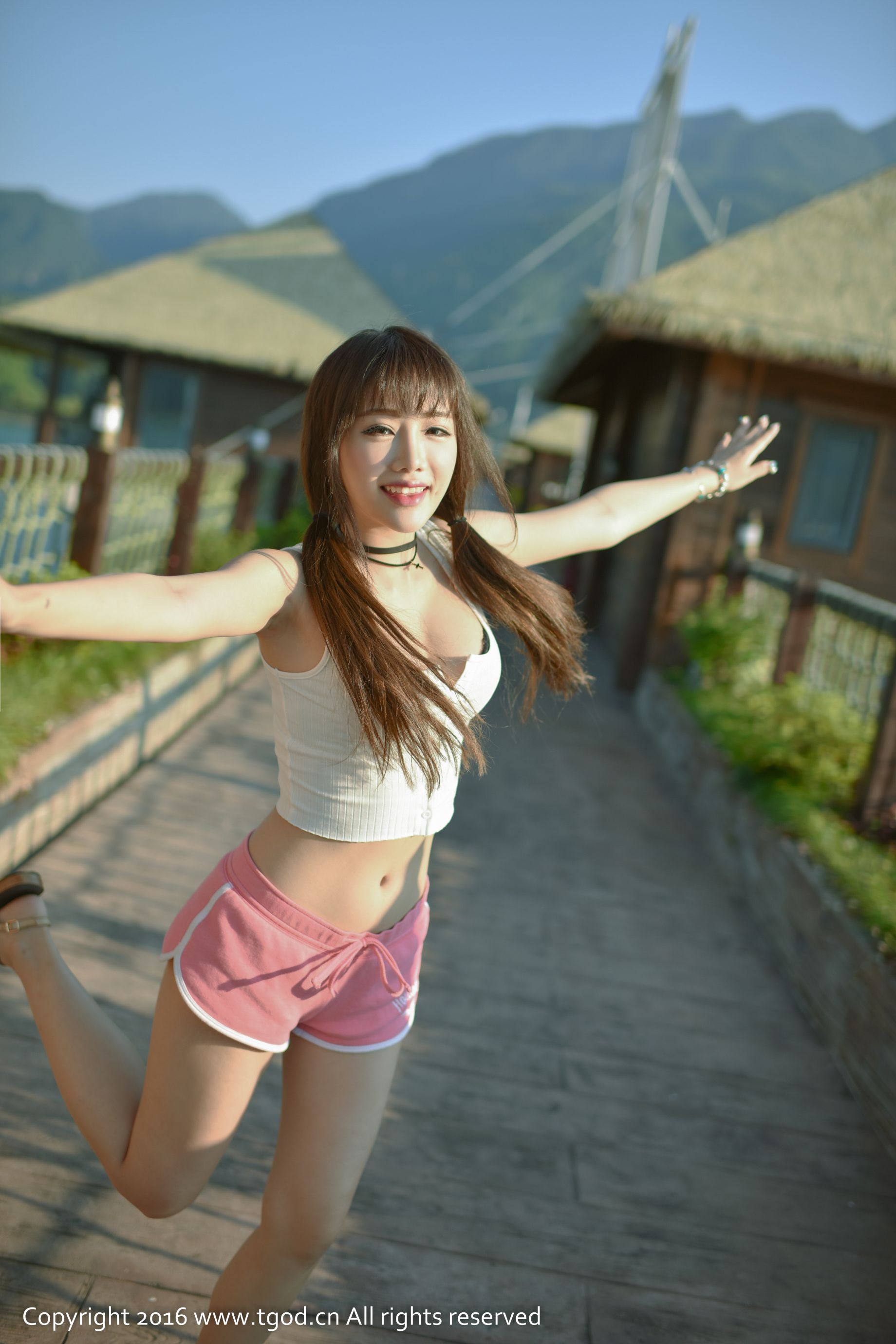 Akiki朱若慕《云曼旅拍》一个会说会笑会唱会跳的奔跑的小怪兽 [推女神TGOD]