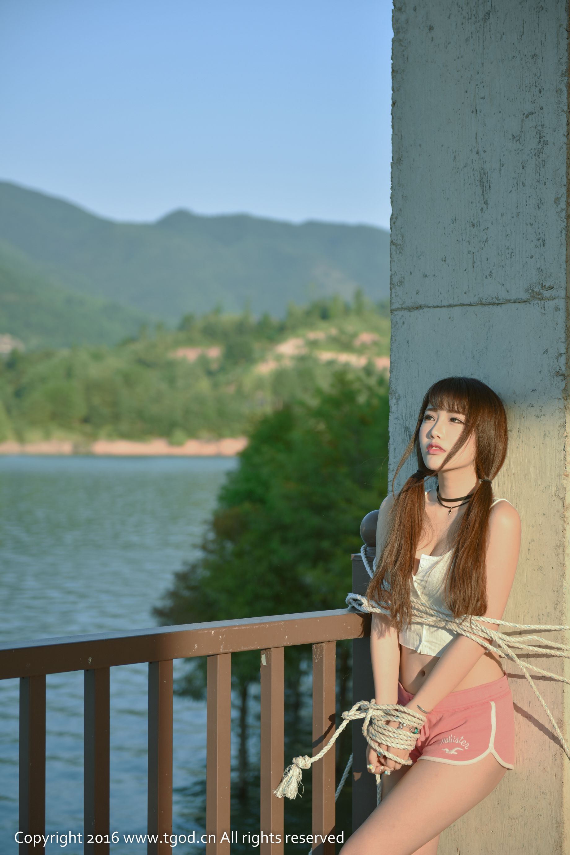 Akiki朱若慕《云曼旅拍》一个会说会笑会唱会跳的奔跑的小怪兽 [推女神TGOD]